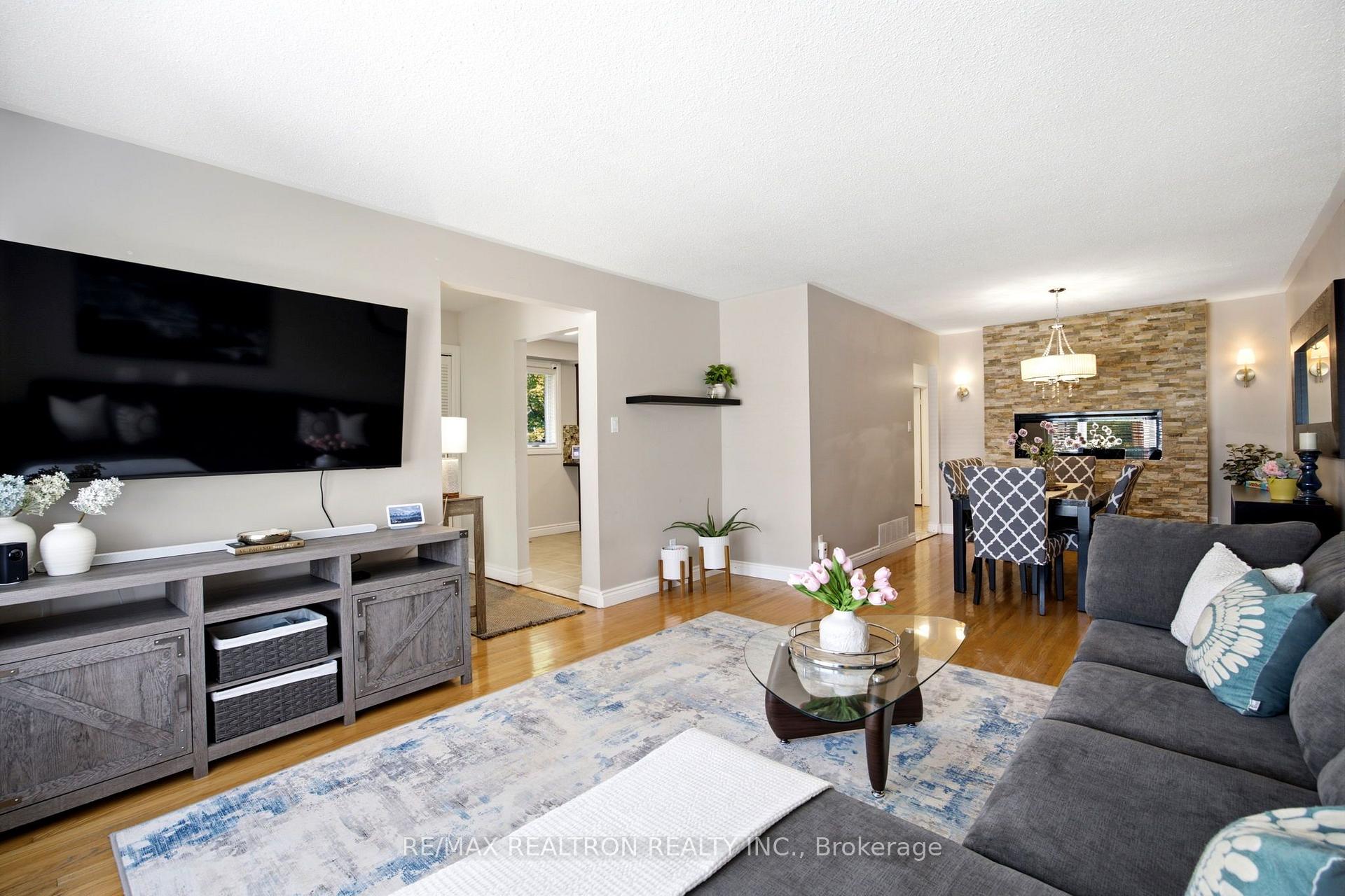 Photo 5 of 118 Surbray Grove, Mississauga, Fairview — HOMEH