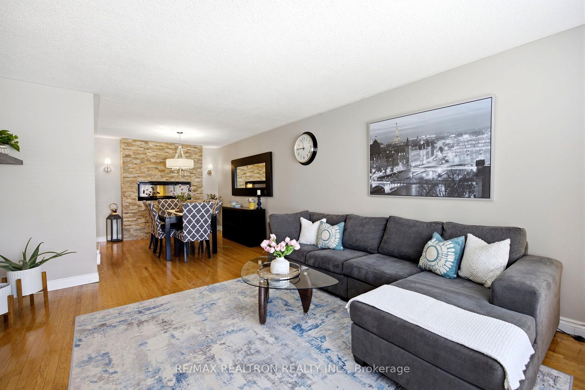 Photo 6 of 118 Surbray Grove, Mississauga, Fairview — HOMEH