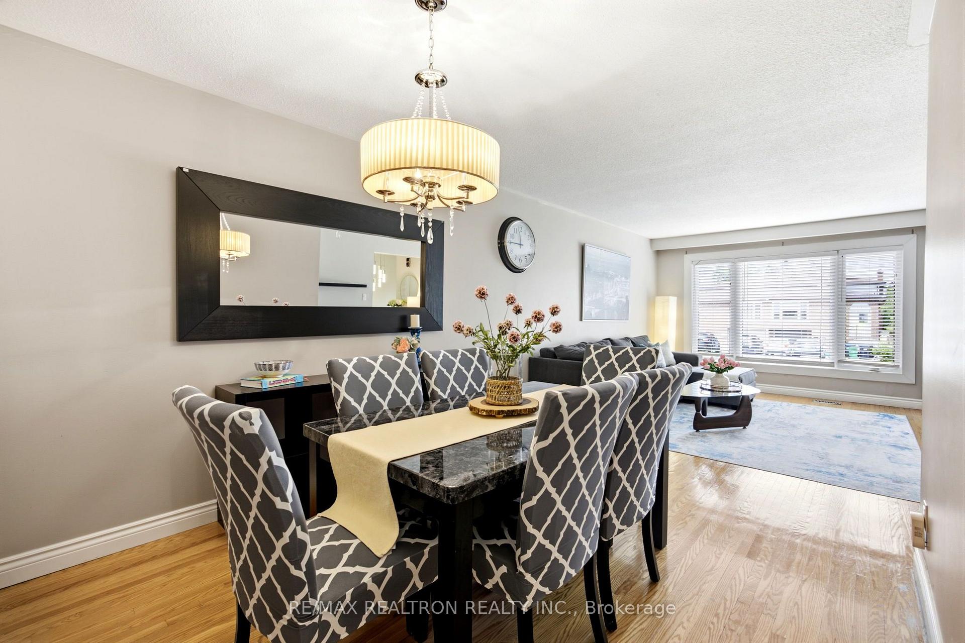 Photo 7 of 118 Surbray Grove, Mississauga, Fairview — HOMEH