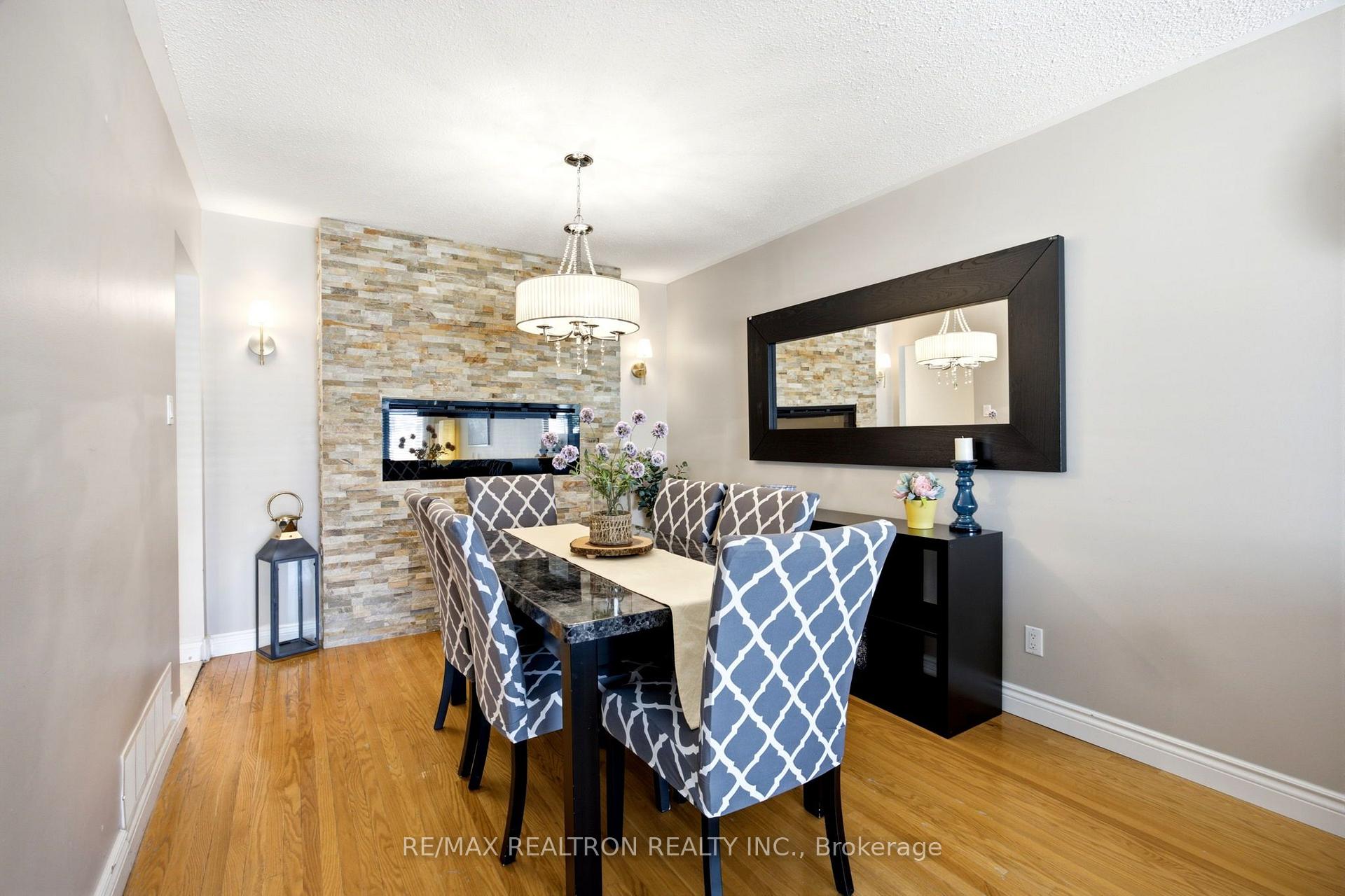 Photo 8 of 118 Surbray Grove, Mississauga, Fairview — HOMEH