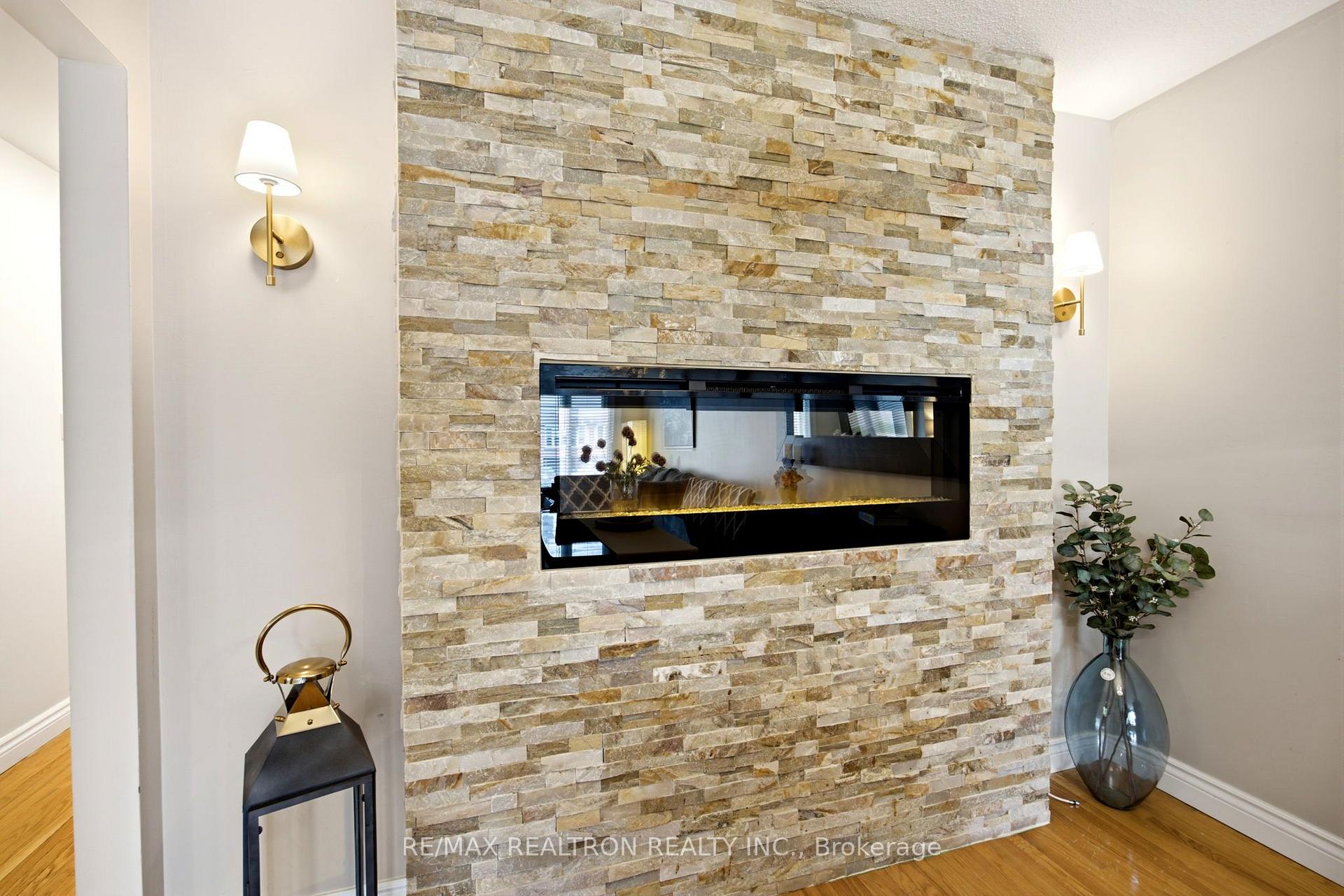Photo 9 of 118 Surbray Grove, Mississauga, Fairview — HOMEH
