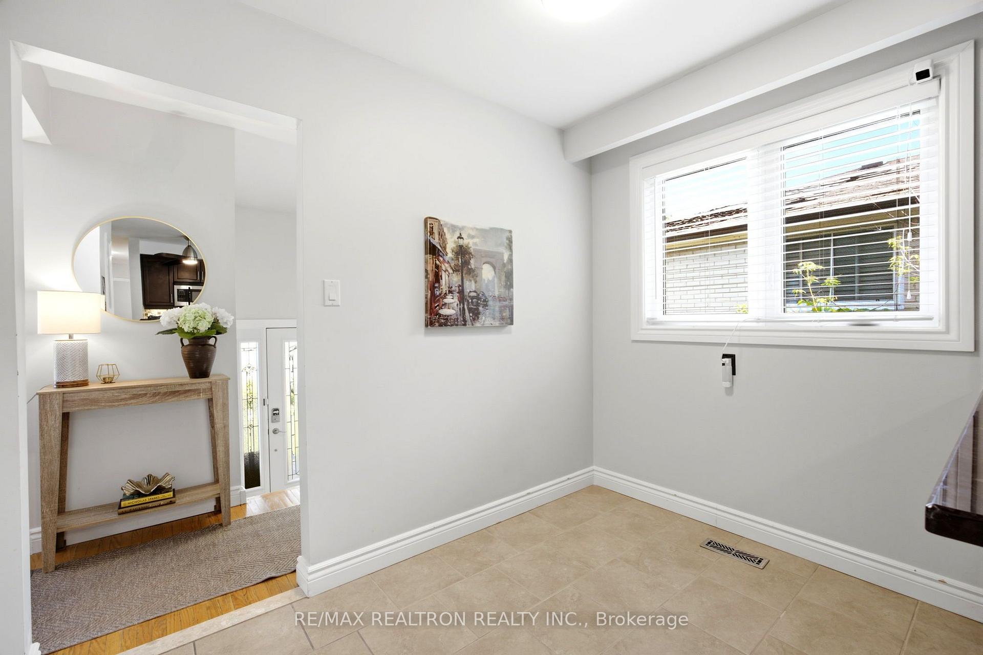Photo 11 of 118 Surbray Grove, Mississauga, Fairview — HOMEH