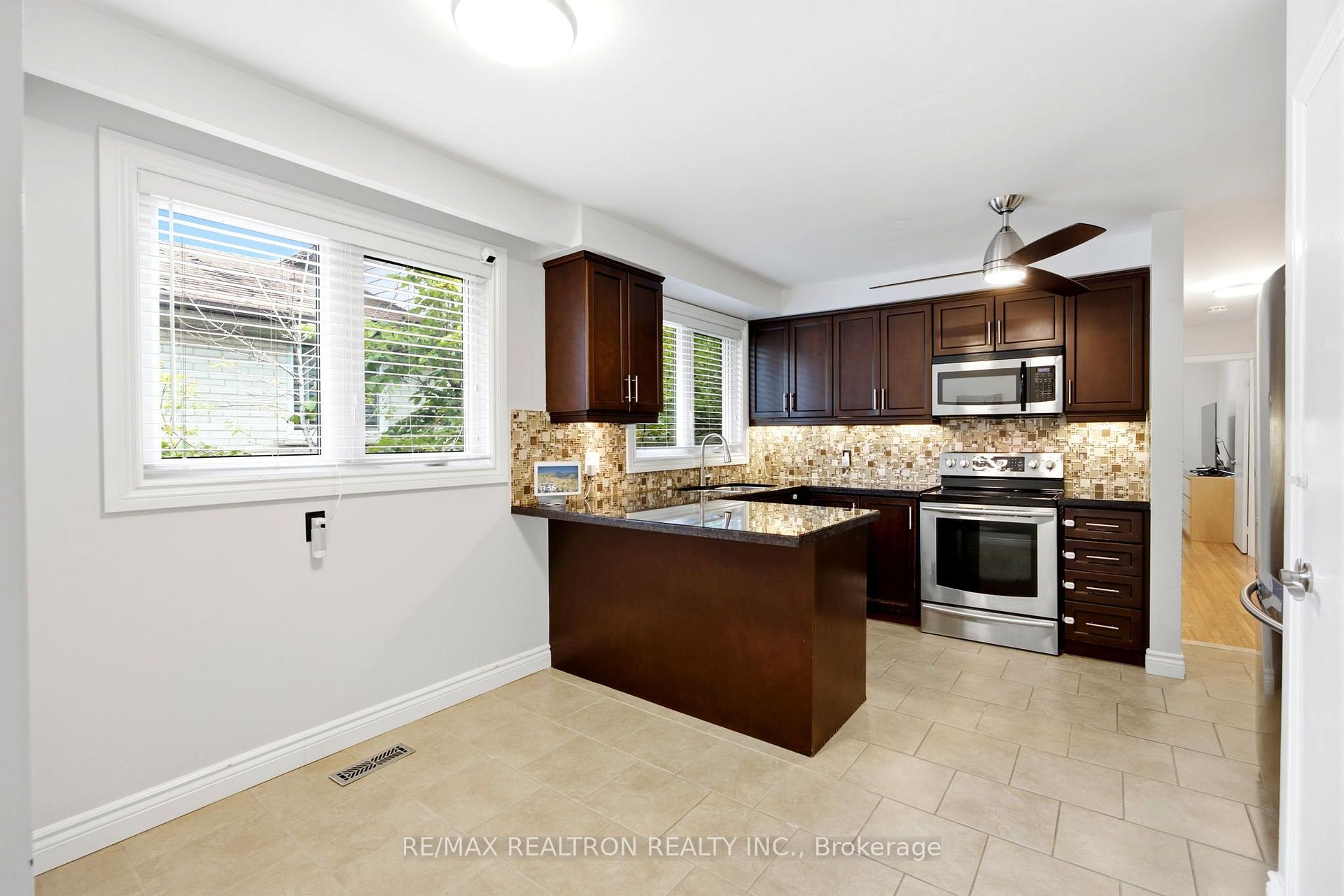 Photo 10 of 118 Surbray Grove, Mississauga, Fairview — HOMEH