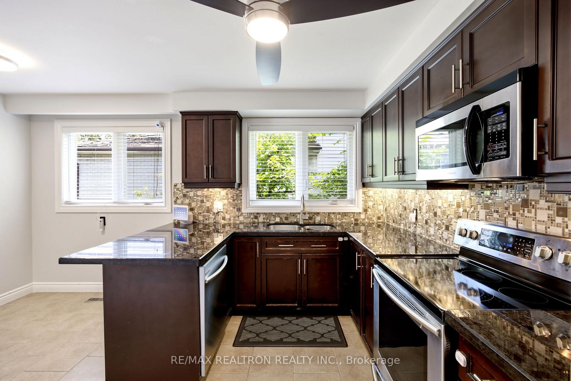 Photo 12 of 118 Surbray Grove, Mississauga, Fairview — HOMEH