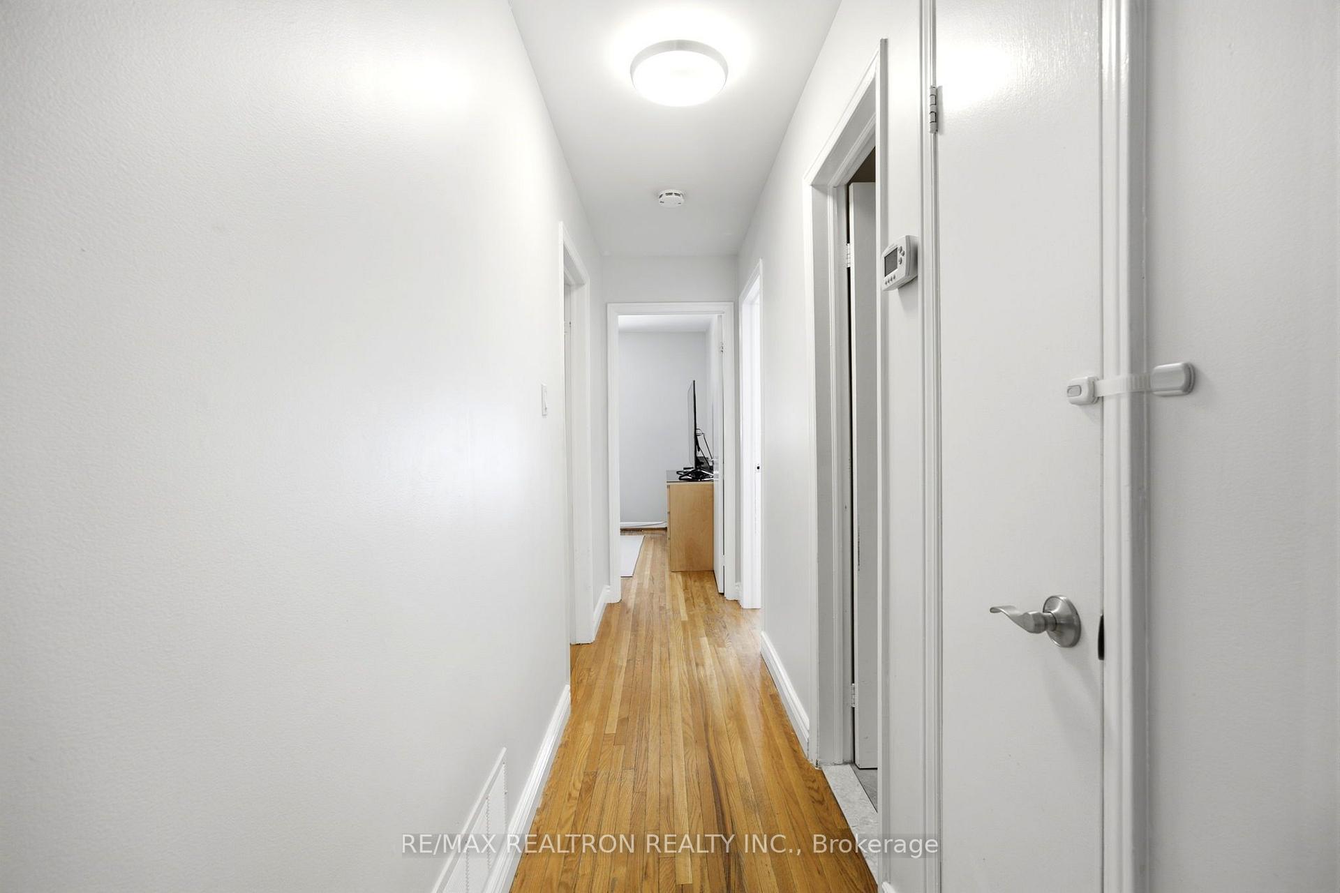 Photo 13 of 118 Surbray Grove, Mississauga, Fairview — HOMEH
