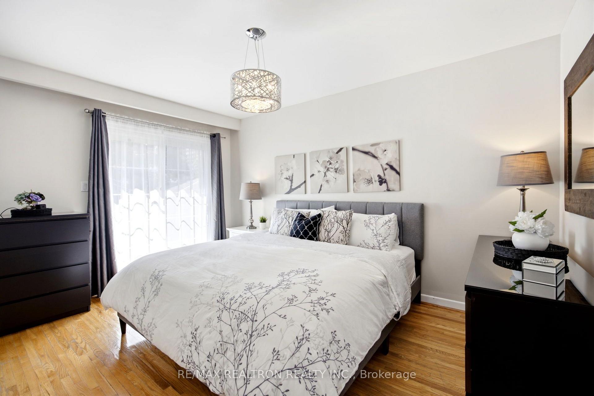 Photo 14 of 118 Surbray Grove, Mississauga, Fairview — HOMEH