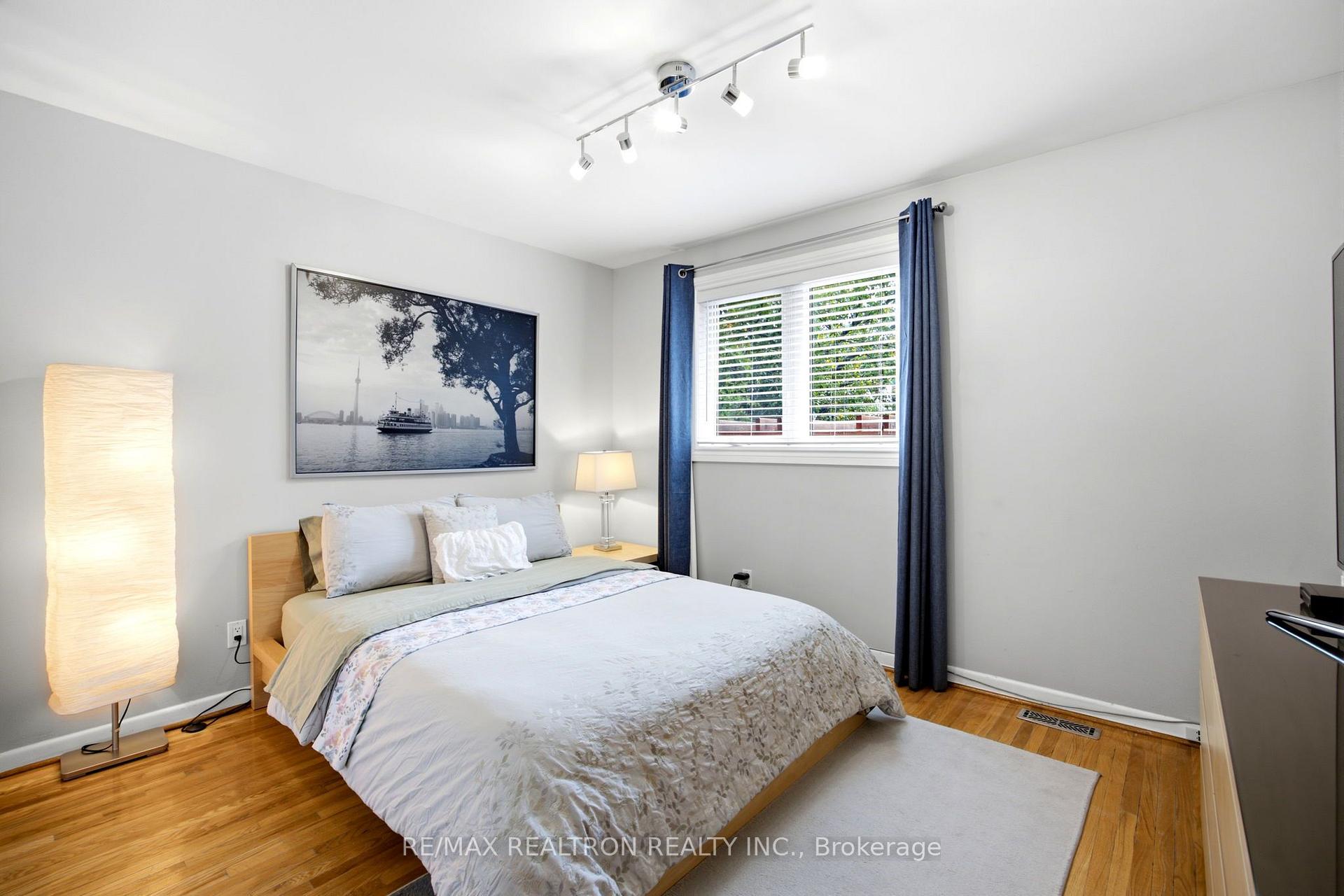 Photo 15 of 118 Surbray Grove, Mississauga, Fairview — HOMEH