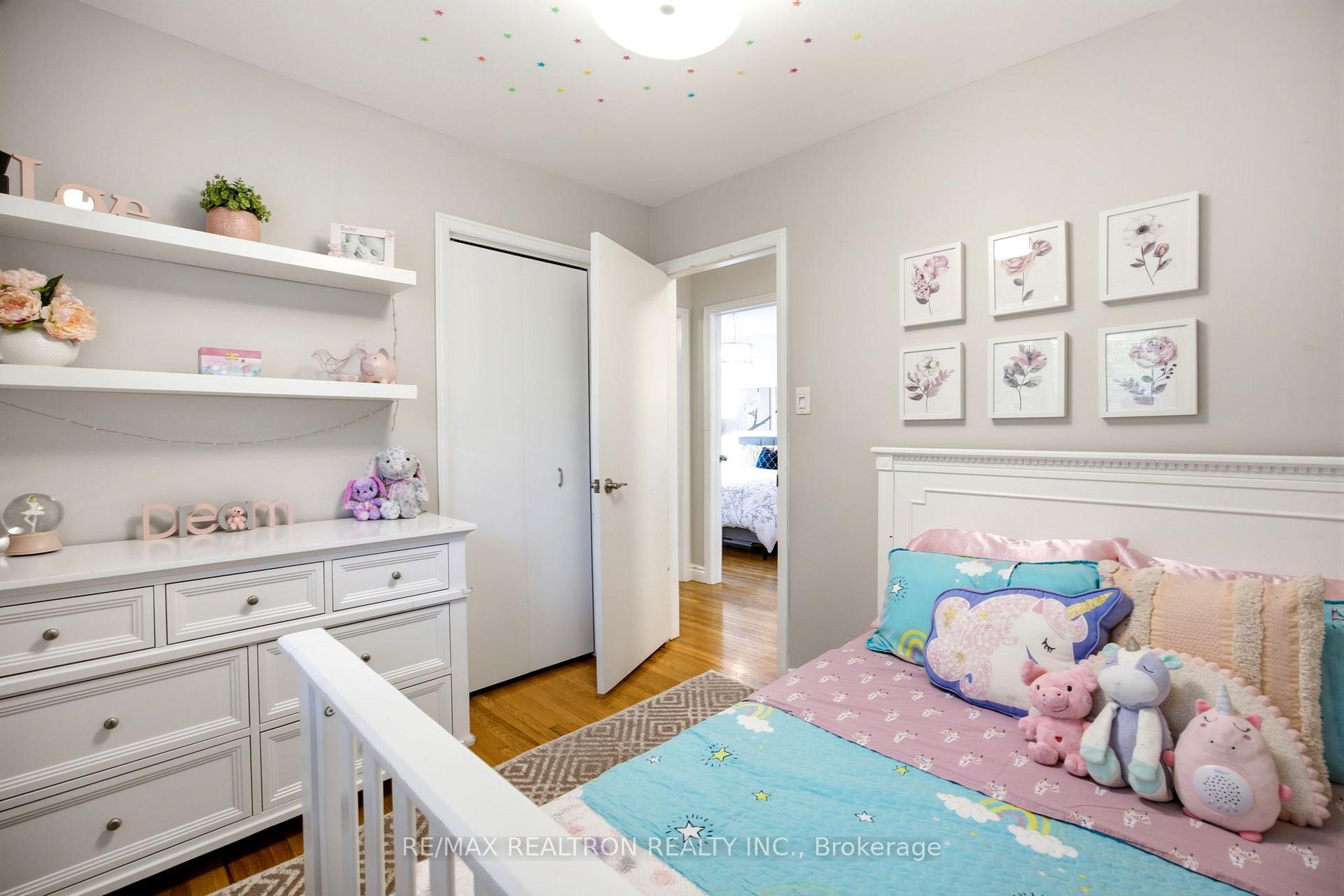 Photo 16 of 118 Surbray Grove, Mississauga, Fairview — HOMEH