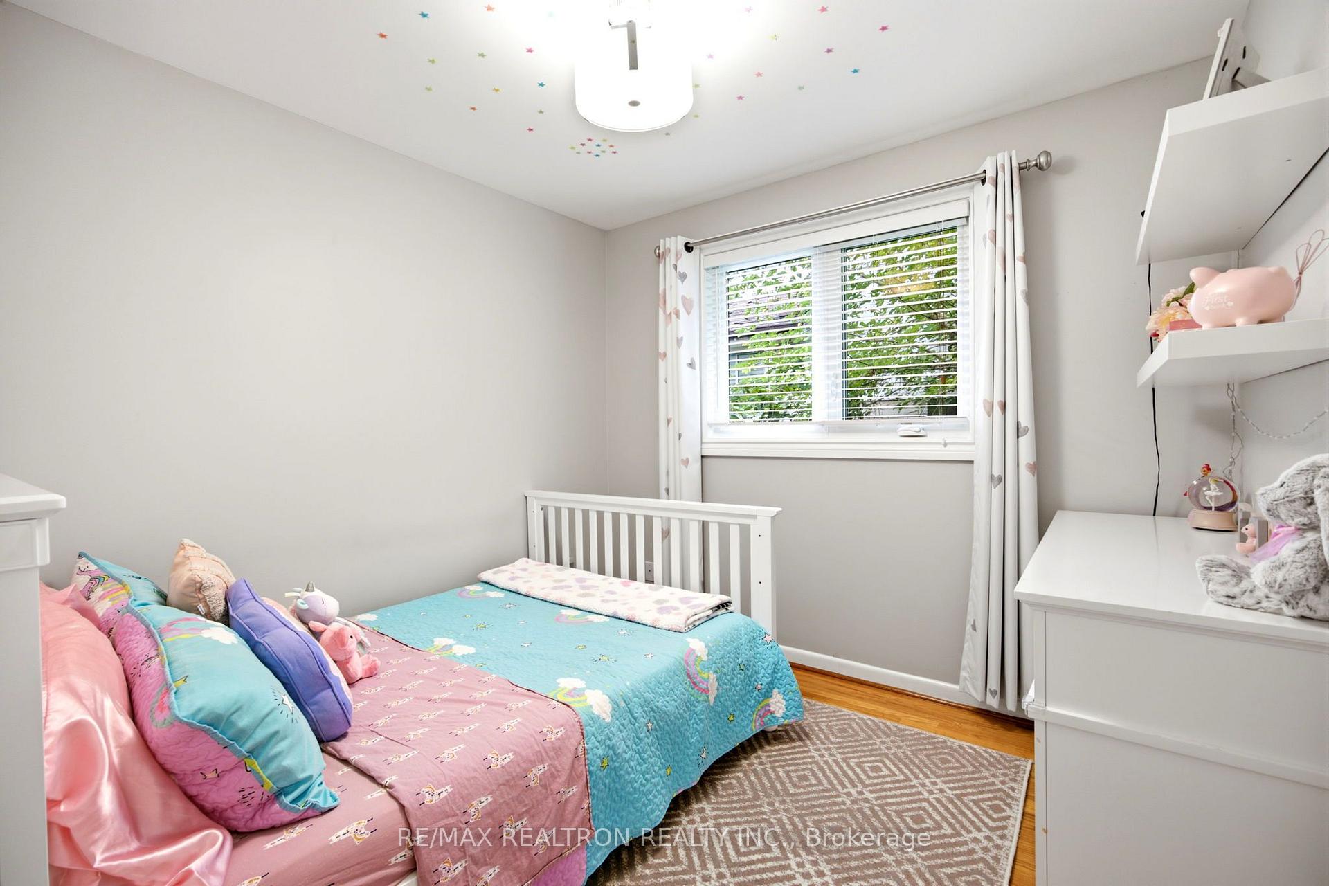 Photo 17 of 118 Surbray Grove, Mississauga, Fairview — HOMEH