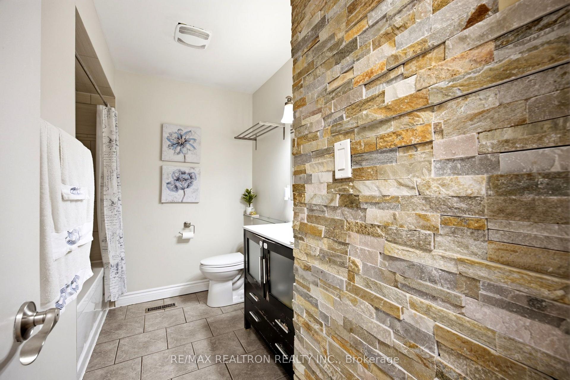 Photo 18 of 118 Surbray Grove, Mississauga, Fairview — HOMEH