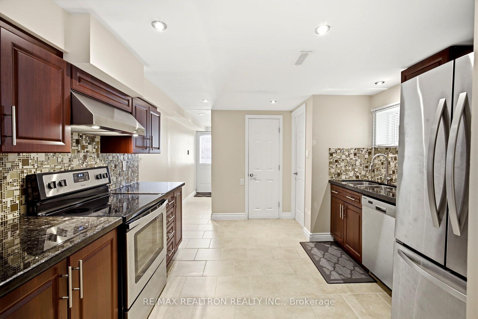 Photo 20 of 118 Surbray Grove, Mississauga, Fairview — HOMEH