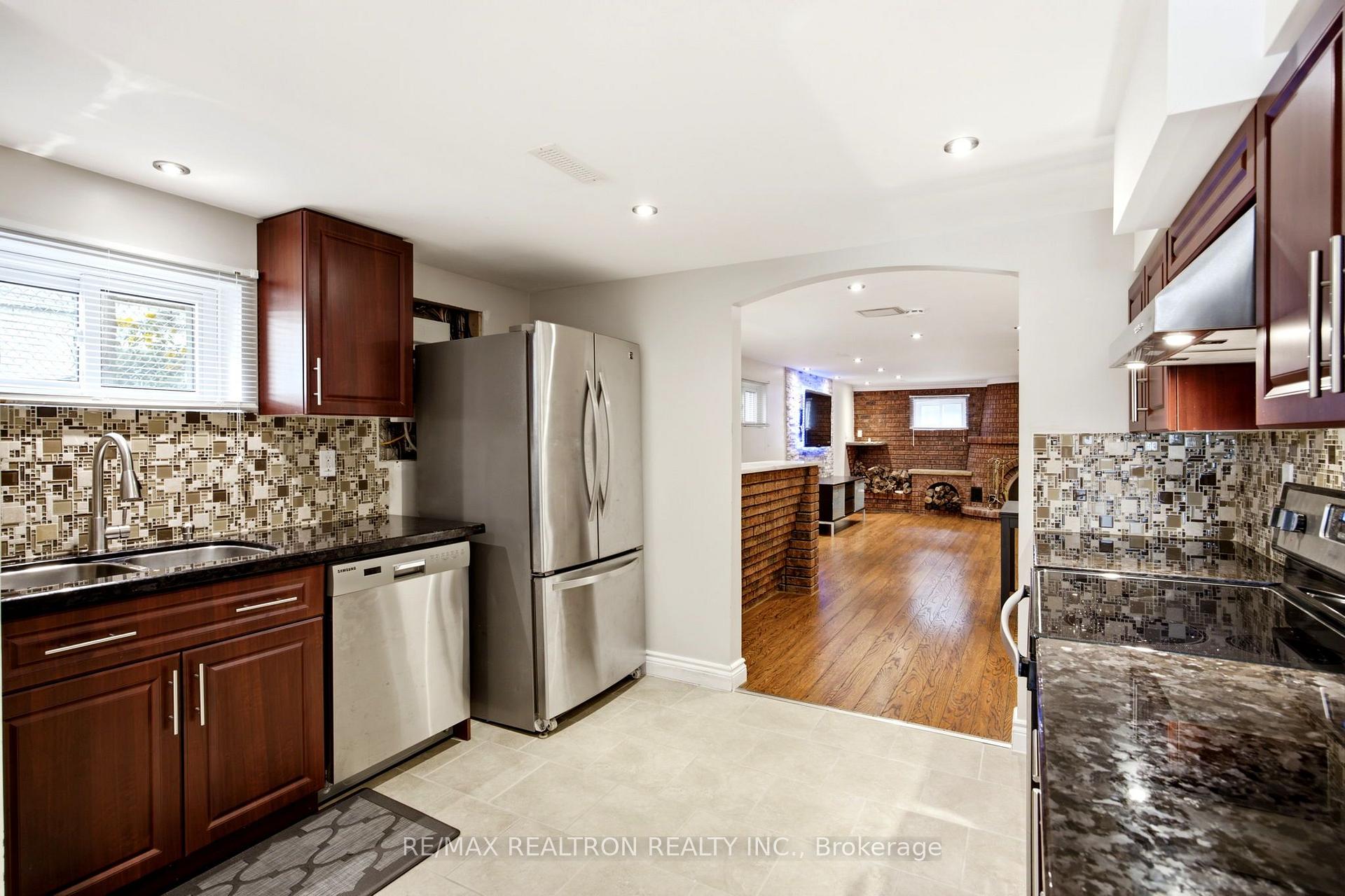 Photo 21 of 118 Surbray Grove, Mississauga, Fairview — HOMEH