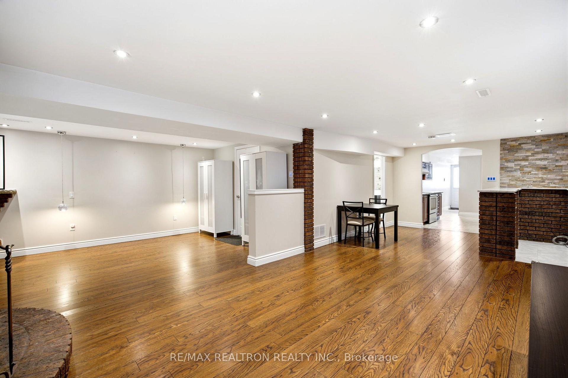 Photo 23 of 118 Surbray Grove, Mississauga, Fairview — HOMEH