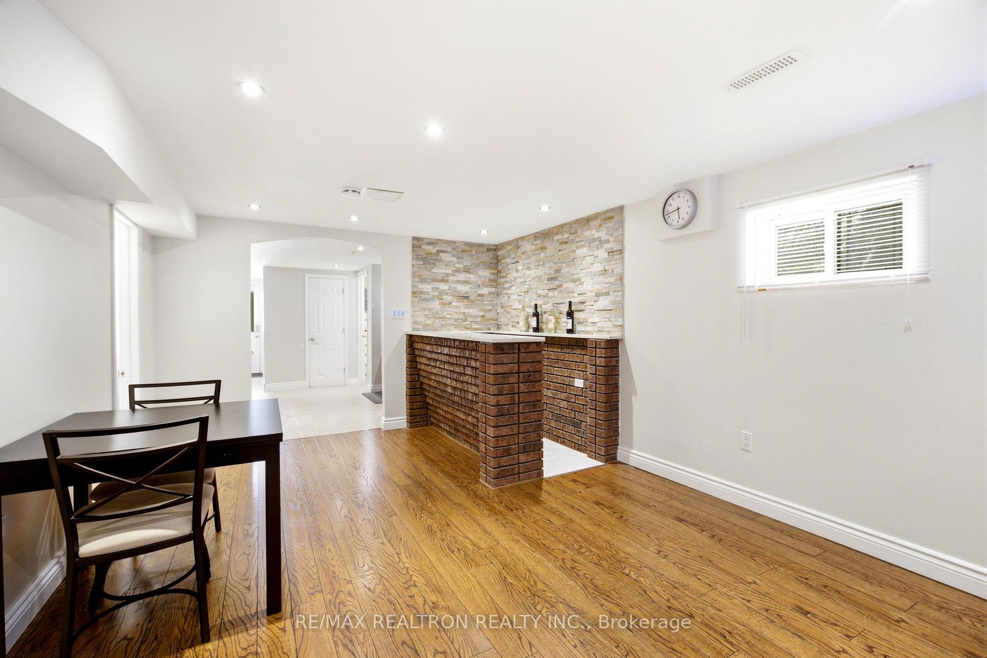 Photo 24 of 118 Surbray Grove, Mississauga, Fairview — HOMEH