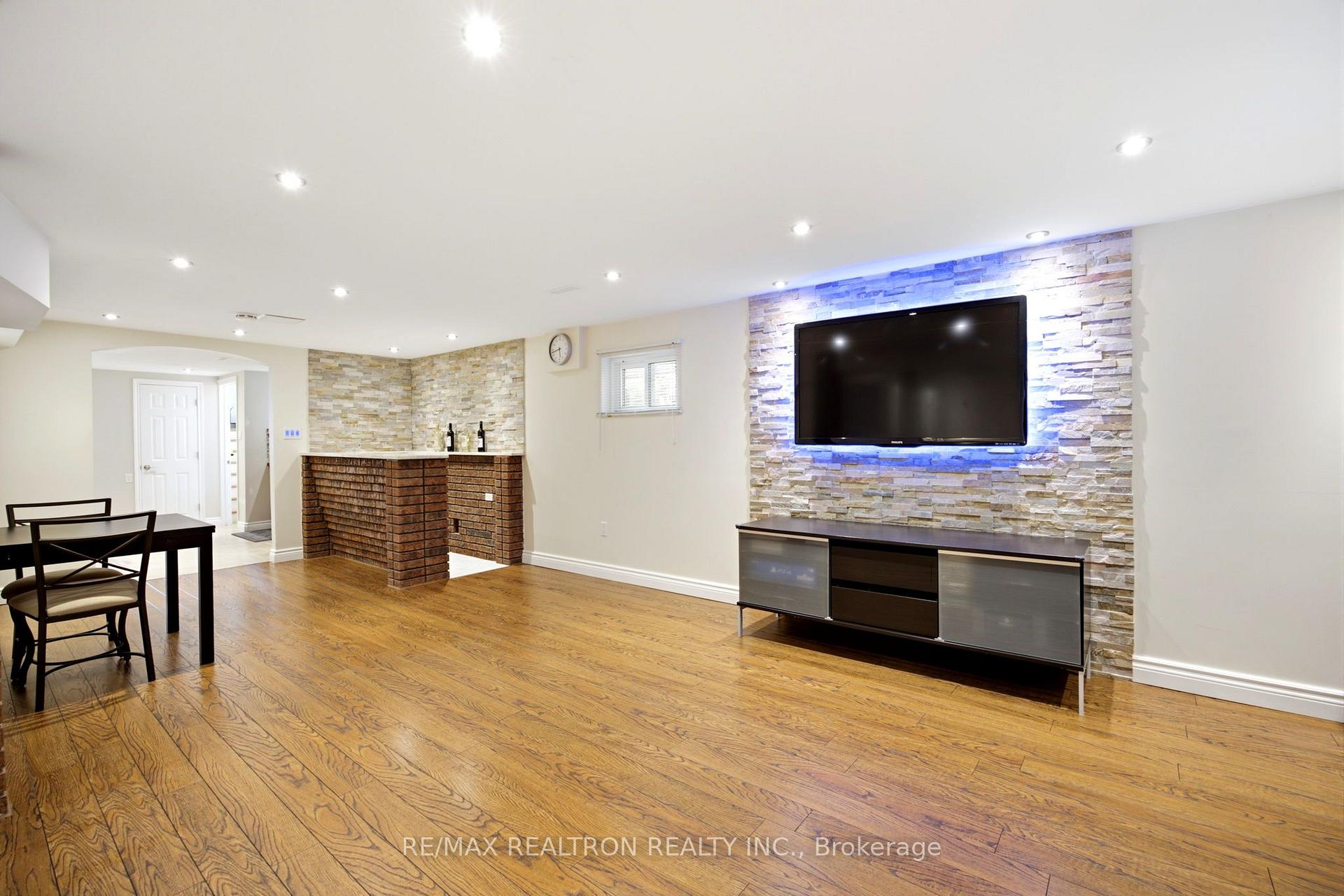 Photo 25 of 118 Surbray Grove, Mississauga, Fairview — HOMEH
