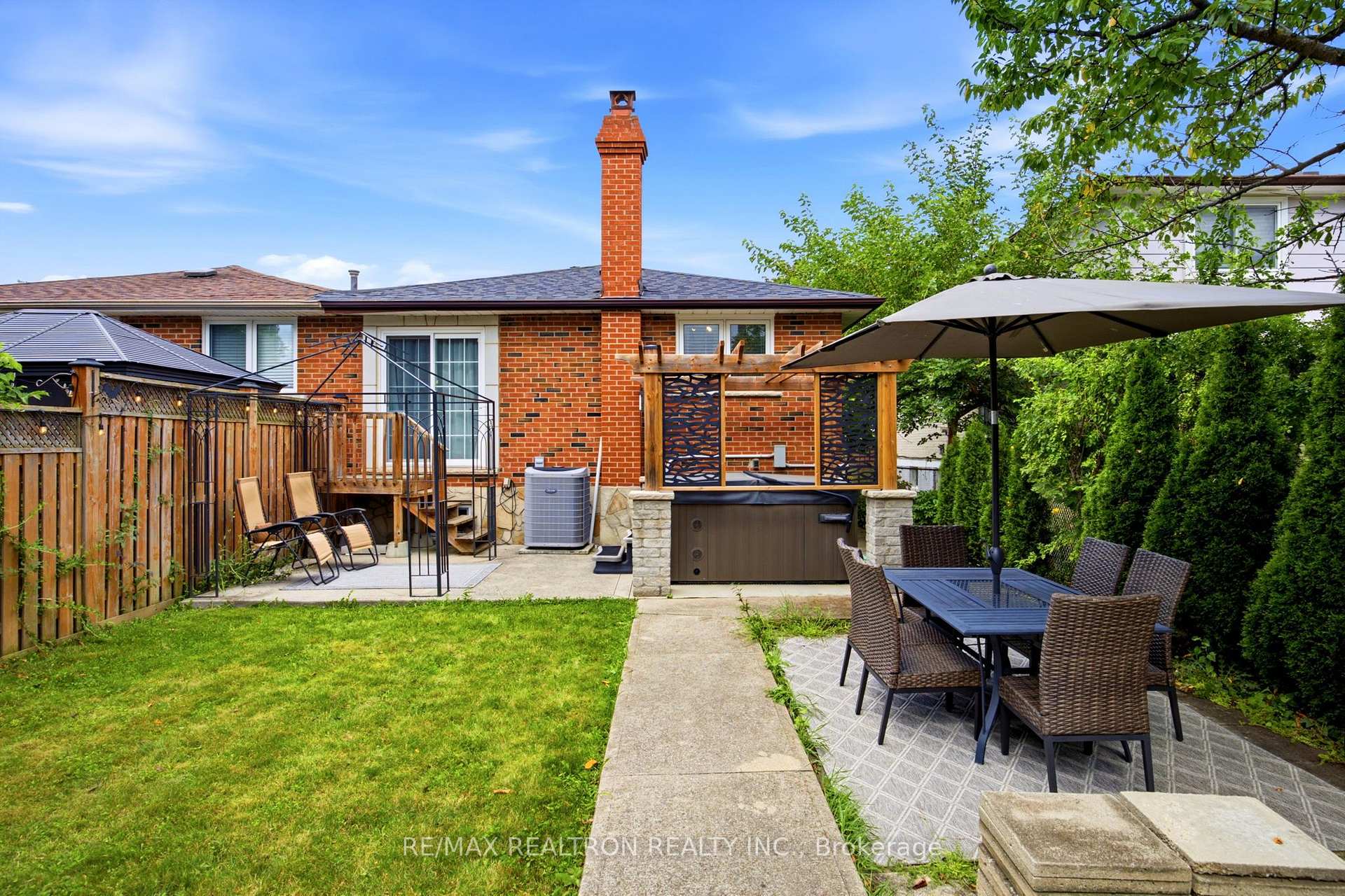 Photo 32 of 118 Surbray Grove, Mississauga, Fairview — HOMEH