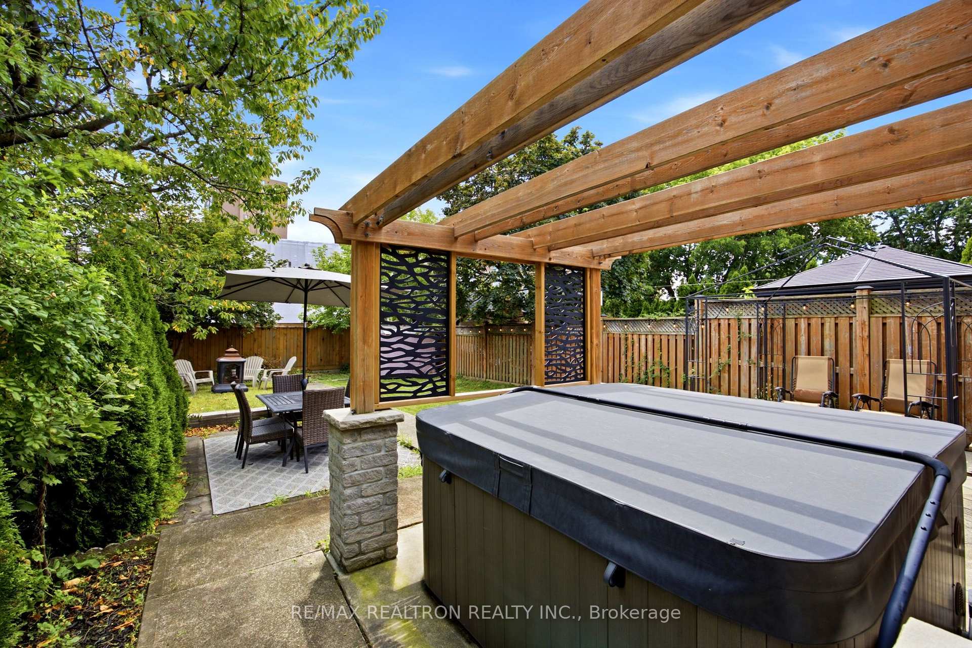 Photo 33 of 118 Surbray Grove, Mississauga, Fairview — HOMEH