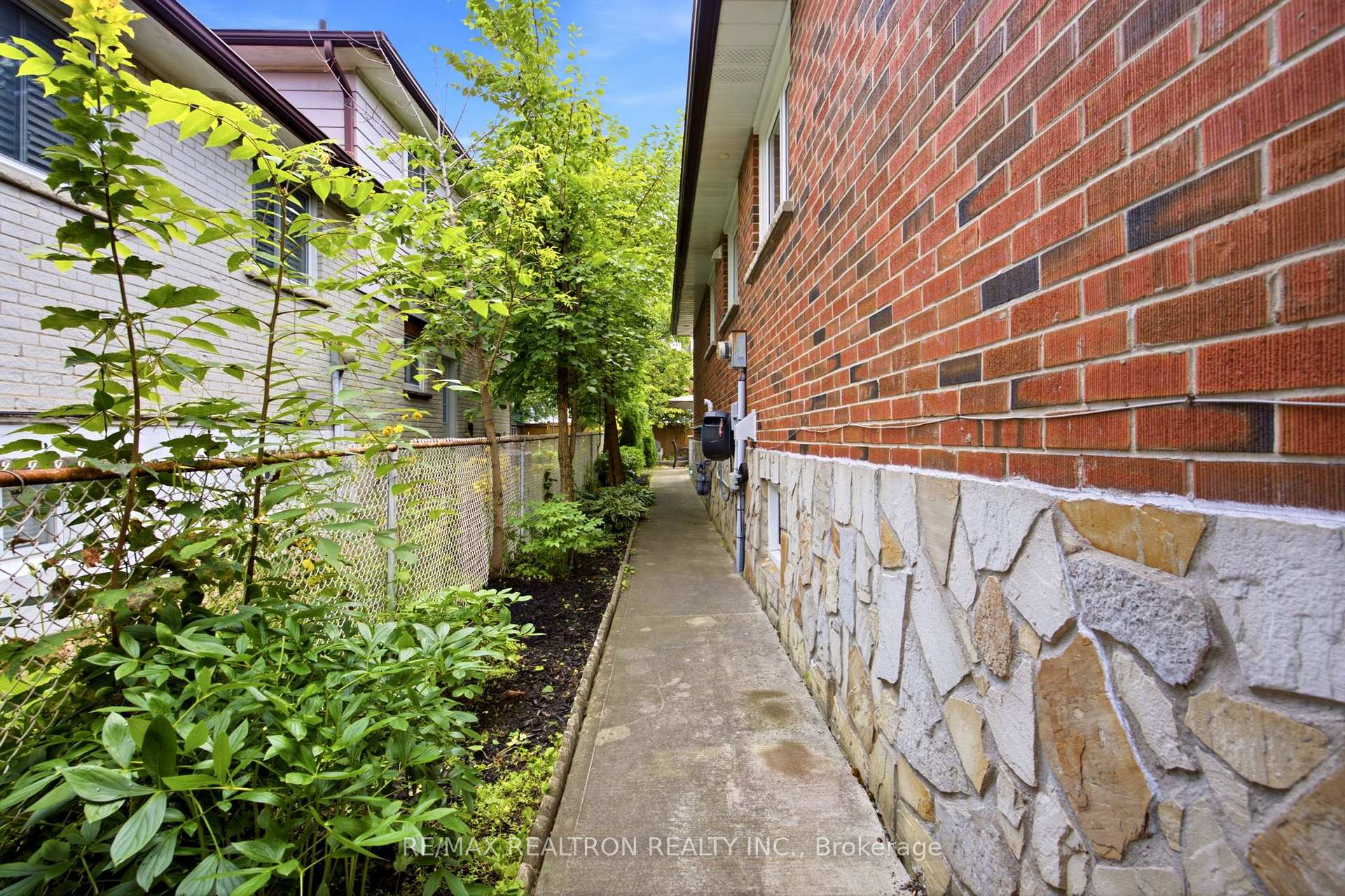 Photo 34 of 118 Surbray Grove, Mississauga, Fairview — HOMEH