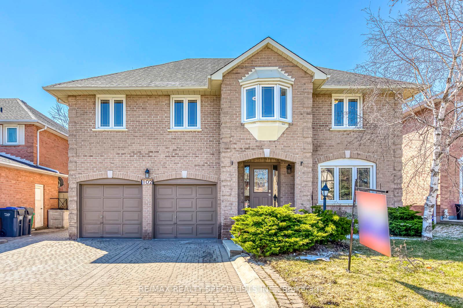Photo 3 of 102 Sunforest Drive, Brampton, Heart Lake West — HOMEH