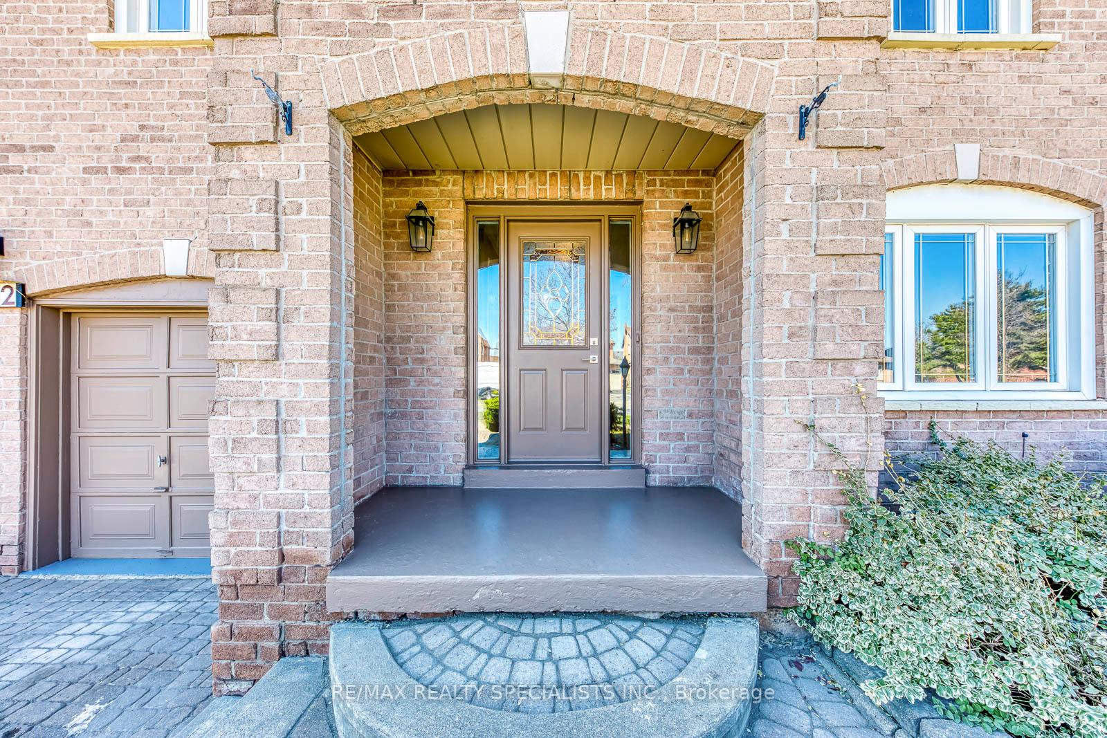 Photo 5 of 102 Sunforest Drive, Brampton, Heart Lake West — HOMEH