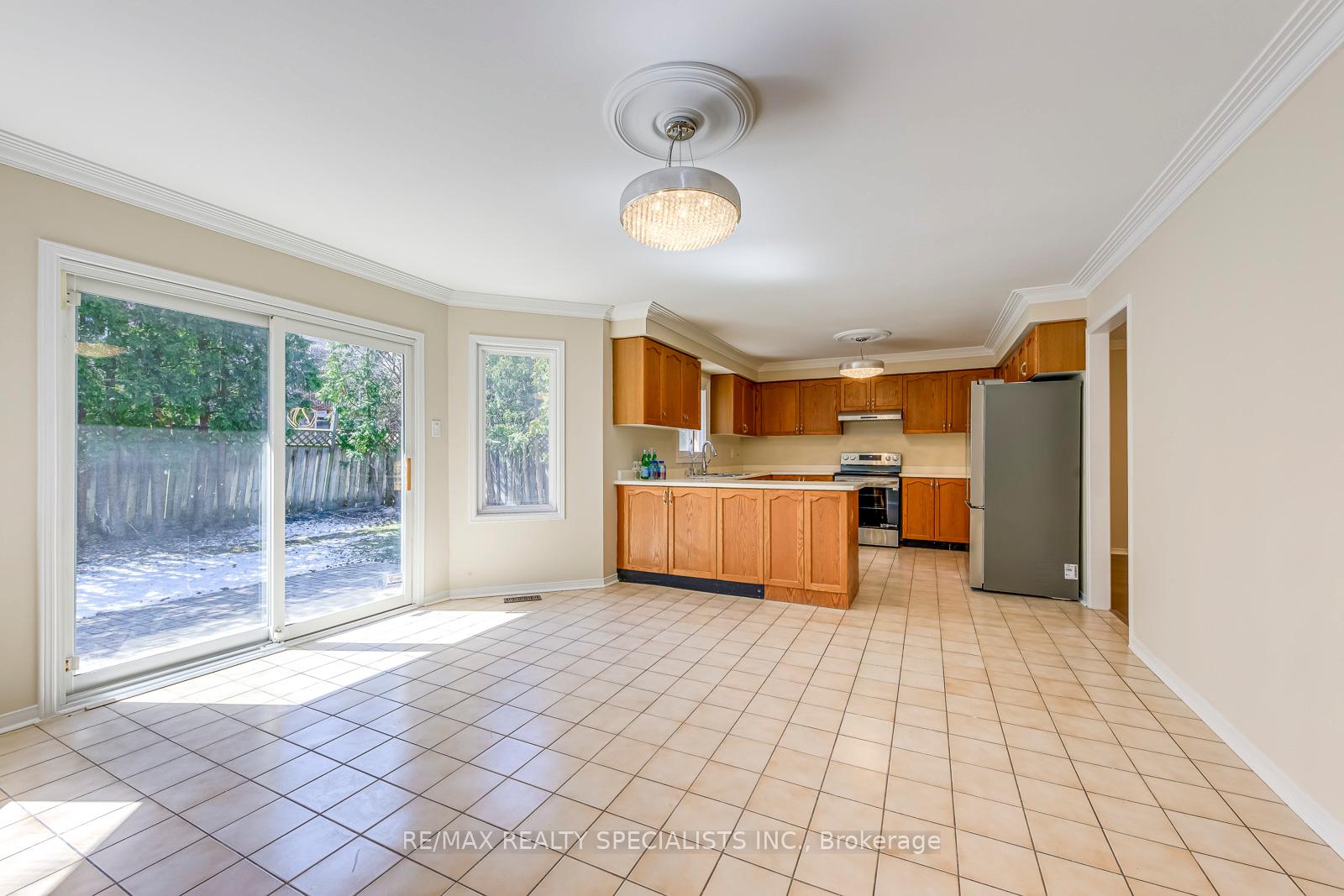Photo 31 of 102 Sunforest Drive, Brampton, Heart Lake West — HOMEH