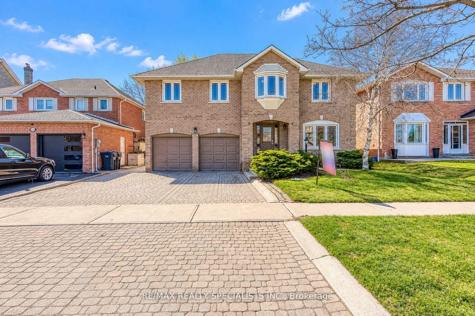 Photo 4 of 102 Sunforest Drive, Brampton, Heart Lake West — HOMEH