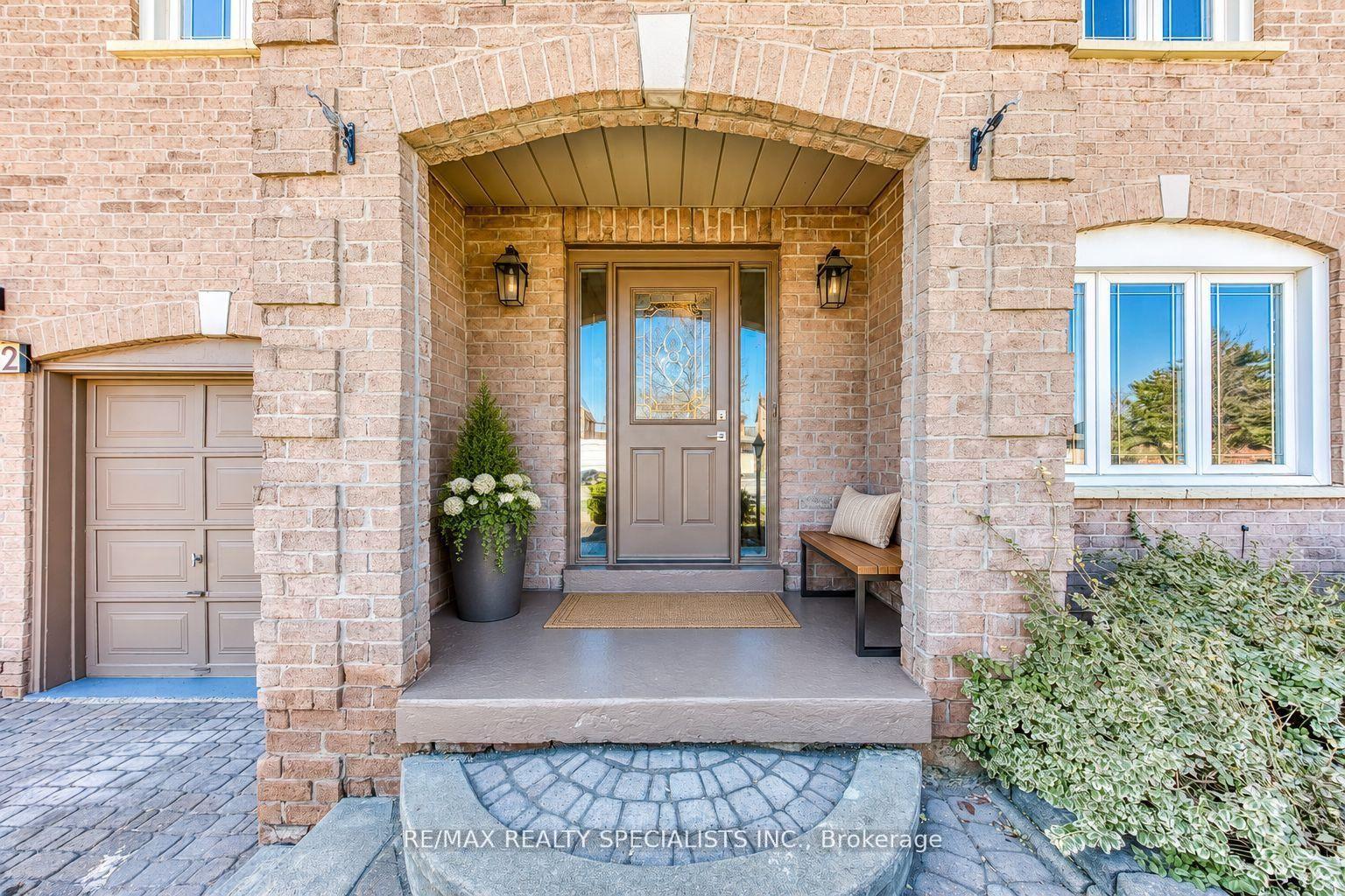 Photo 6 of 102 Sunforest Drive, Brampton, Heart Lake West — HOMEH
