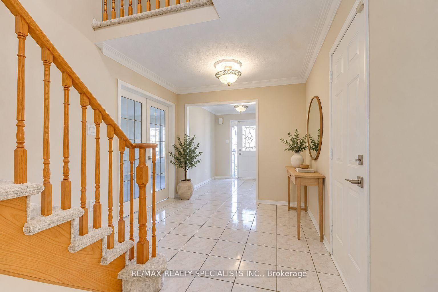 Photo 8 of 102 Sunforest Drive, Brampton, Heart Lake West — HOMEH