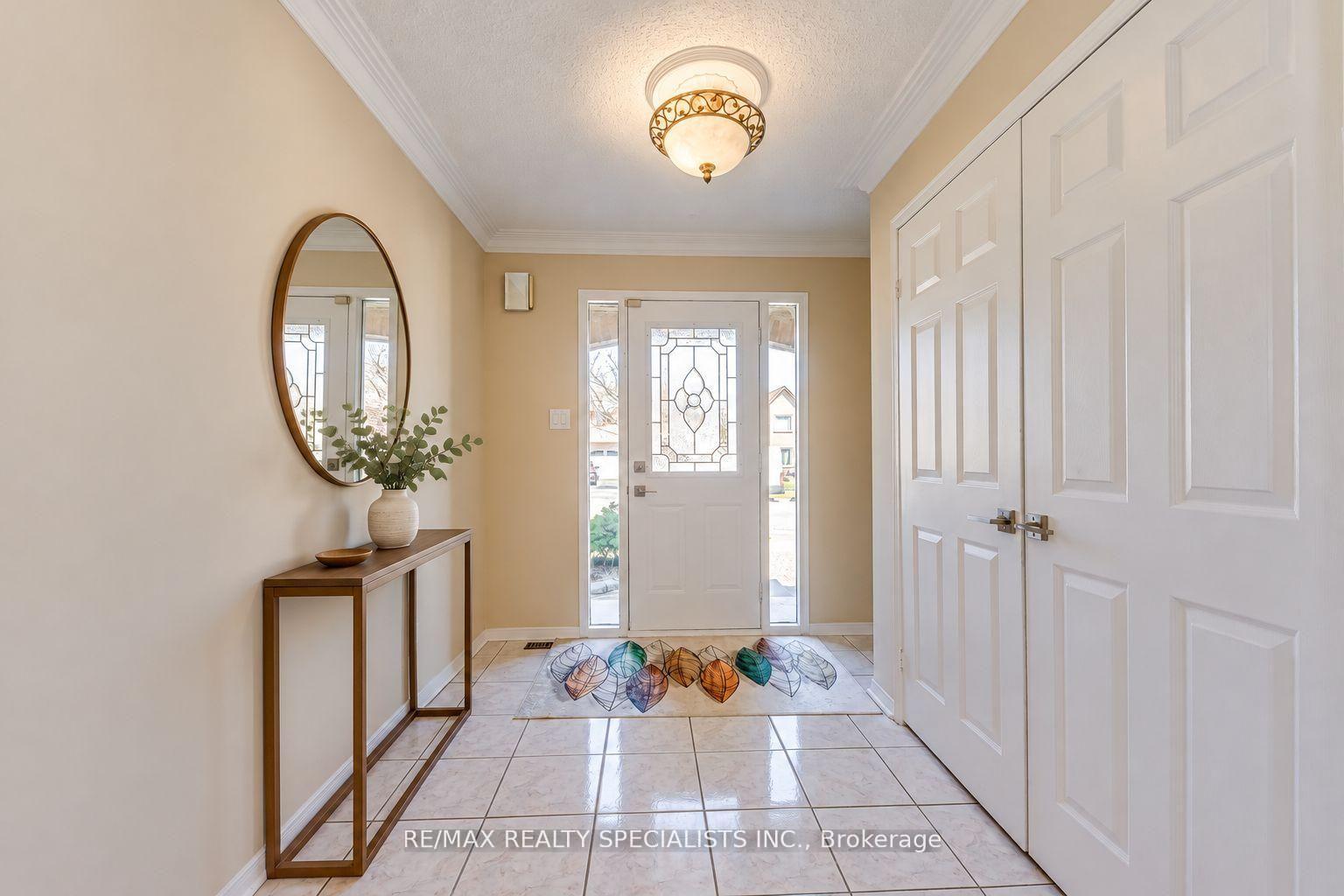 Photo 10 of 102 Sunforest Drive, Brampton, Heart Lake West — HOMEH