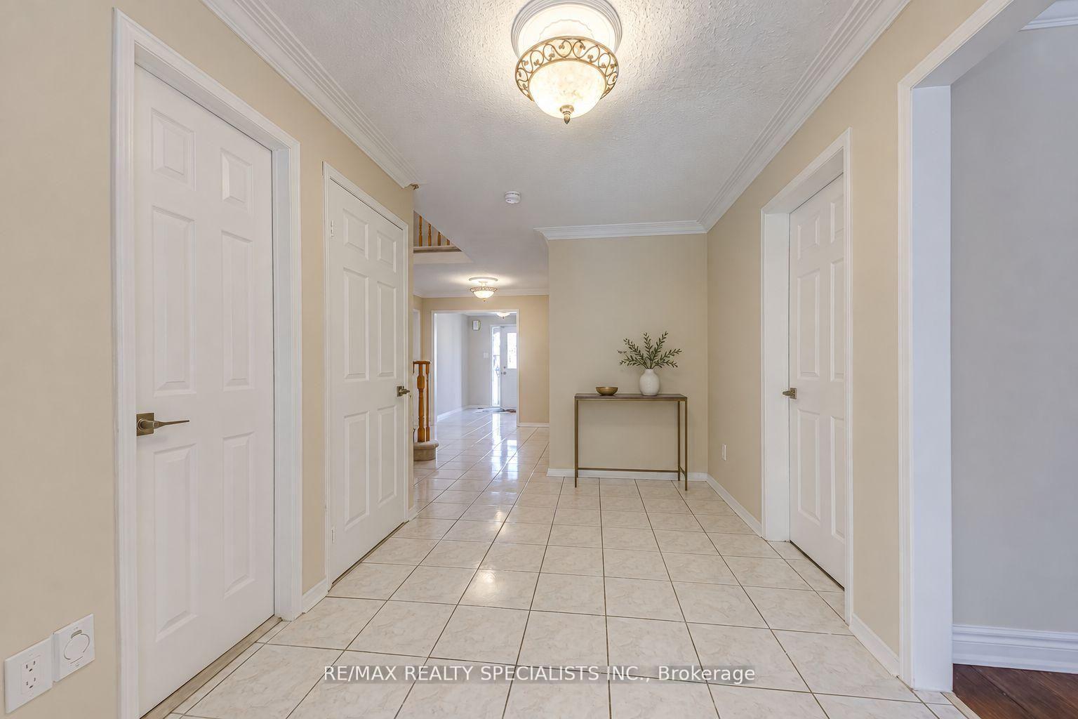 Photo 12 of 102 Sunforest Drive, Brampton, Heart Lake West — HOMEH