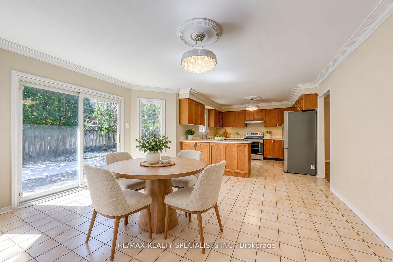 Photo 32 of 102 Sunforest Drive, Brampton, Heart Lake West — HOMEH