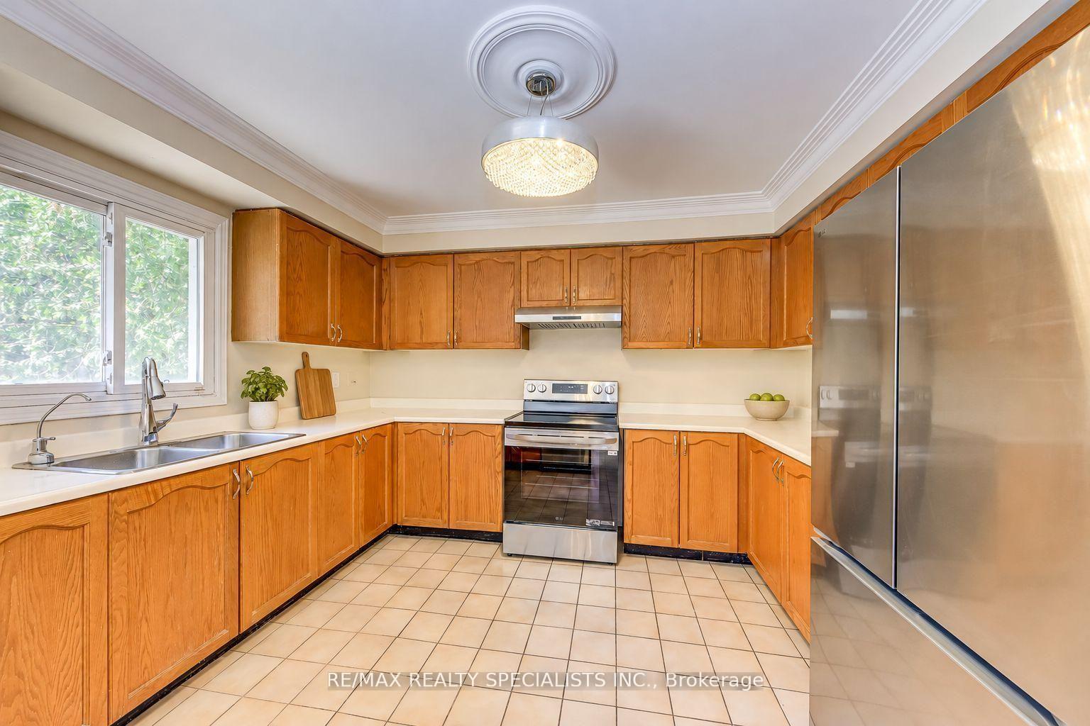 Photo 36 of 102 Sunforest Drive, Brampton, Heart Lake West — HOMEH