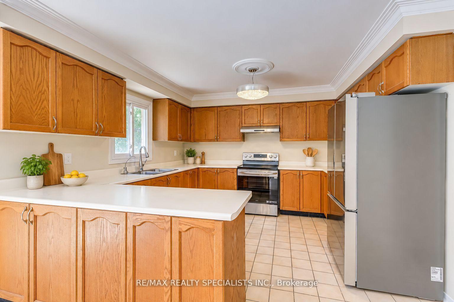 Photo 40 of 102 Sunforest Drive, Brampton, Heart Lake West — HOMEH