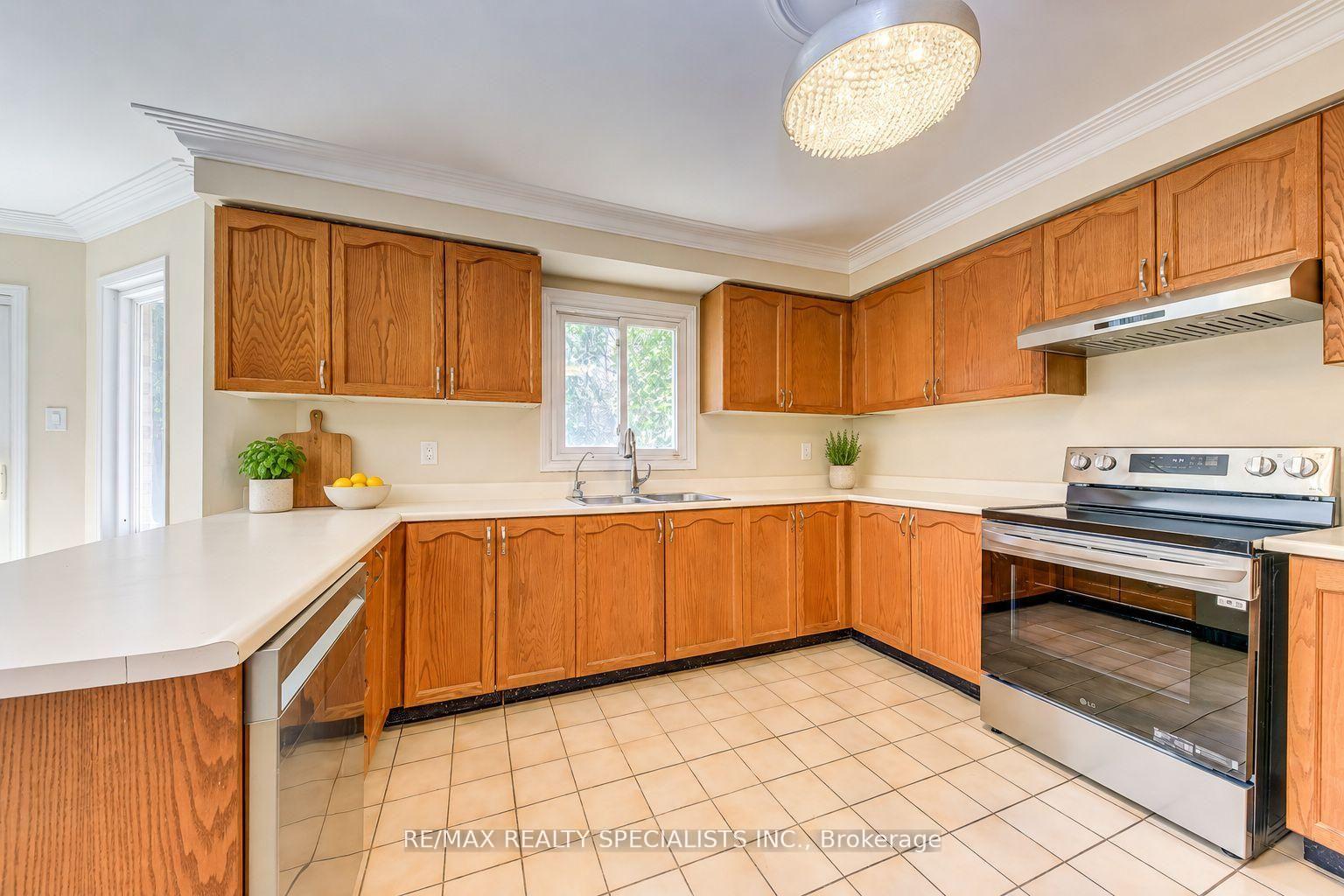 Photo 42 of 102 Sunforest Drive, Brampton, Heart Lake West — HOMEH
