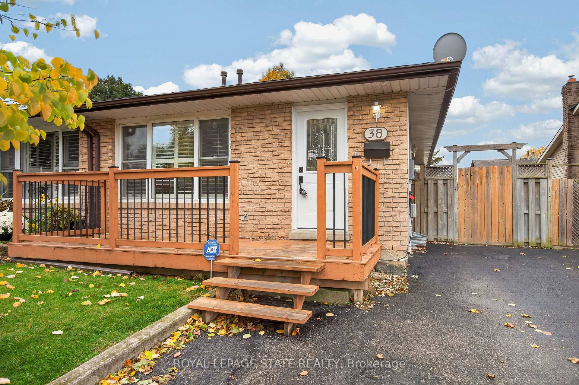 Photo 2 of 38 Southglen Road, Brantford, Cedarland — HOMEH