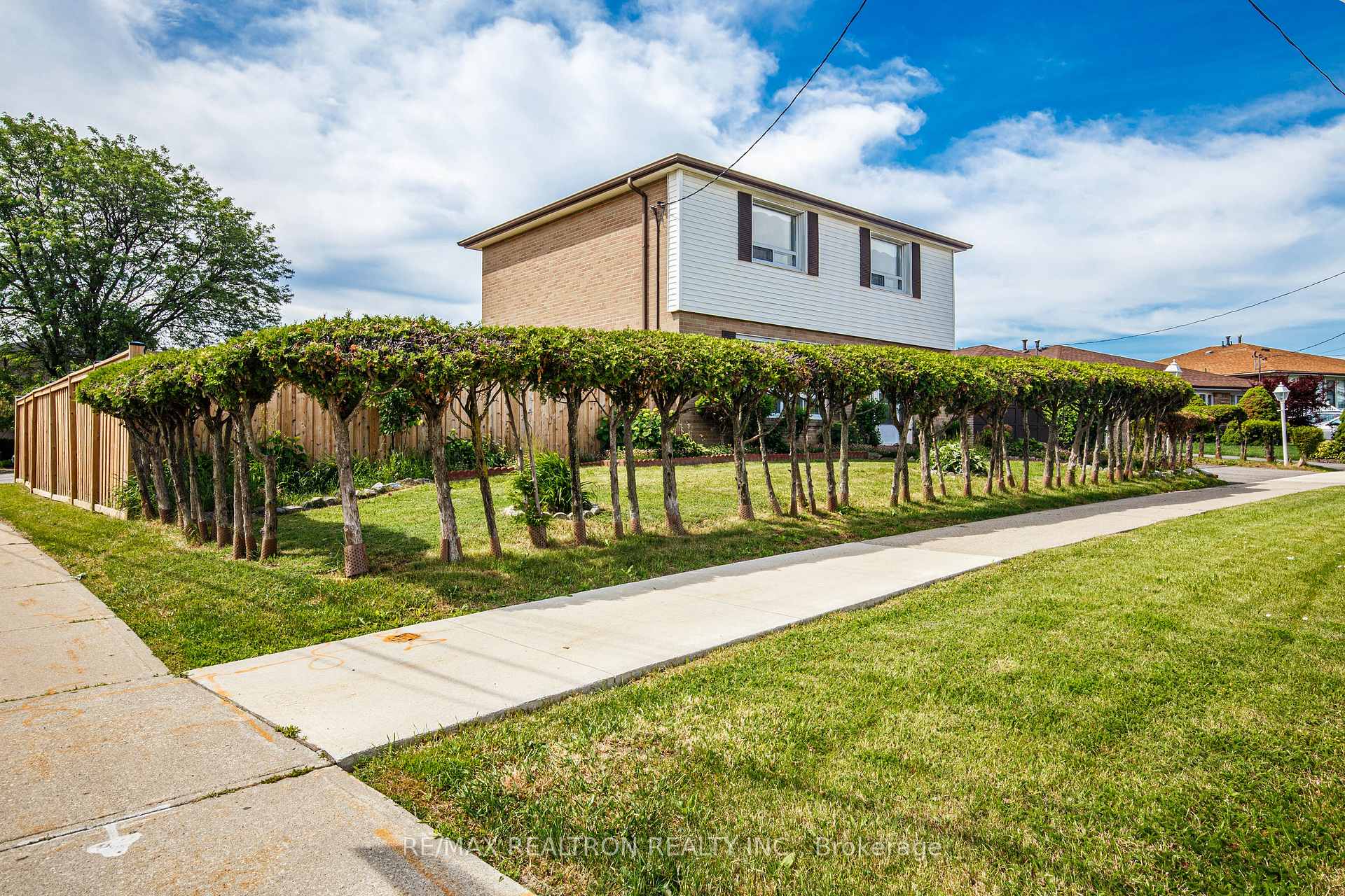Photo 3 of 62 Hullmar Drive, North York, Black Creek — HOMEH