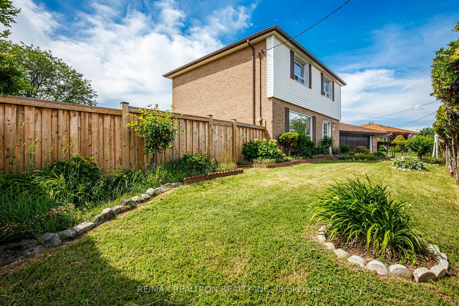 Photo 4 of 62 Hullmar Drive, North York, Black Creek — HOMEH