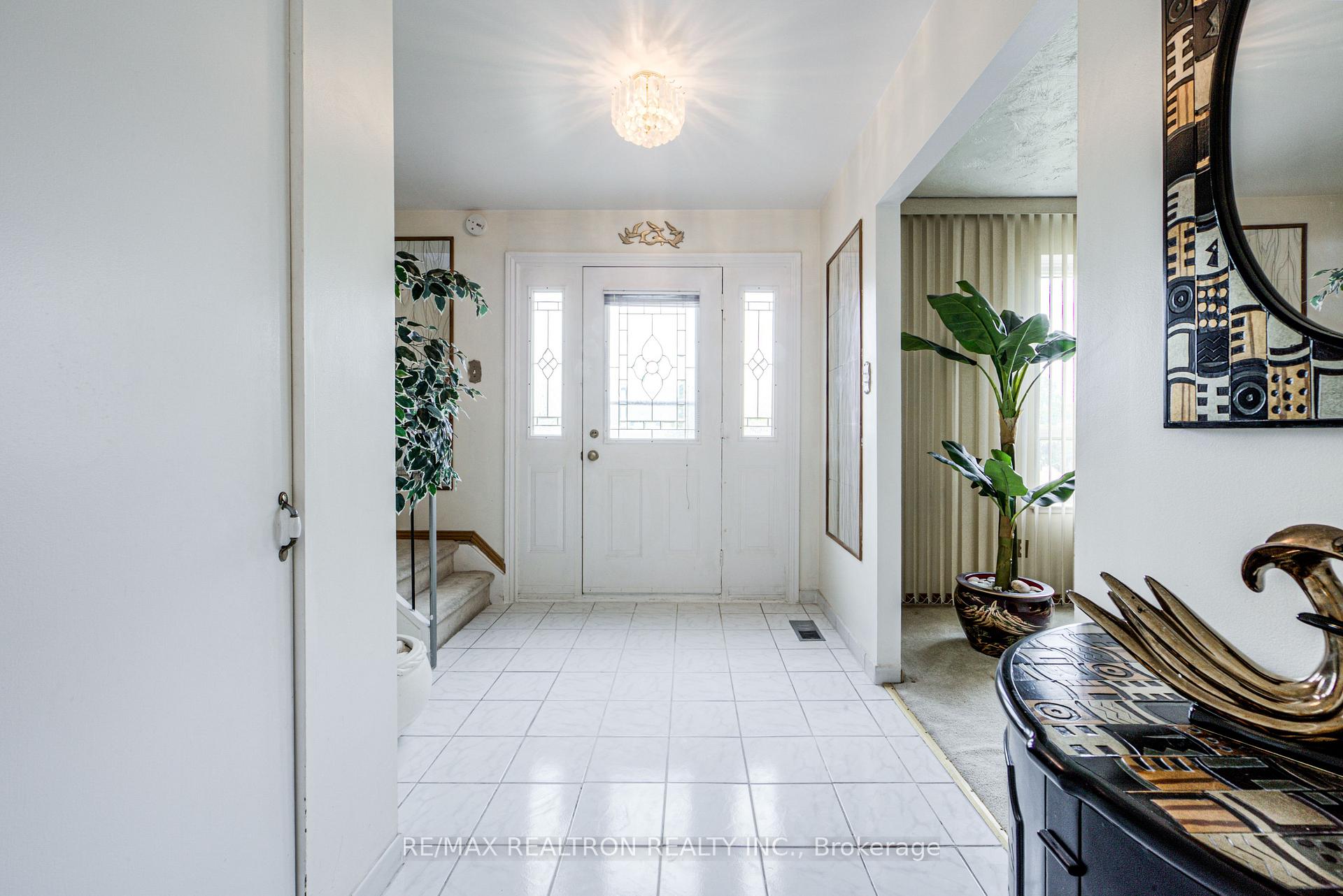 Photo 8 of 62 Hullmar Drive, North York, Black Creek — HOMEH
