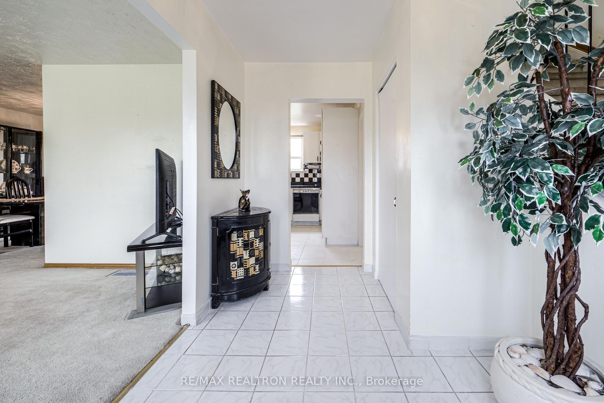 Photo 9 of 62 Hullmar Drive, North York, Black Creek — HOMEH