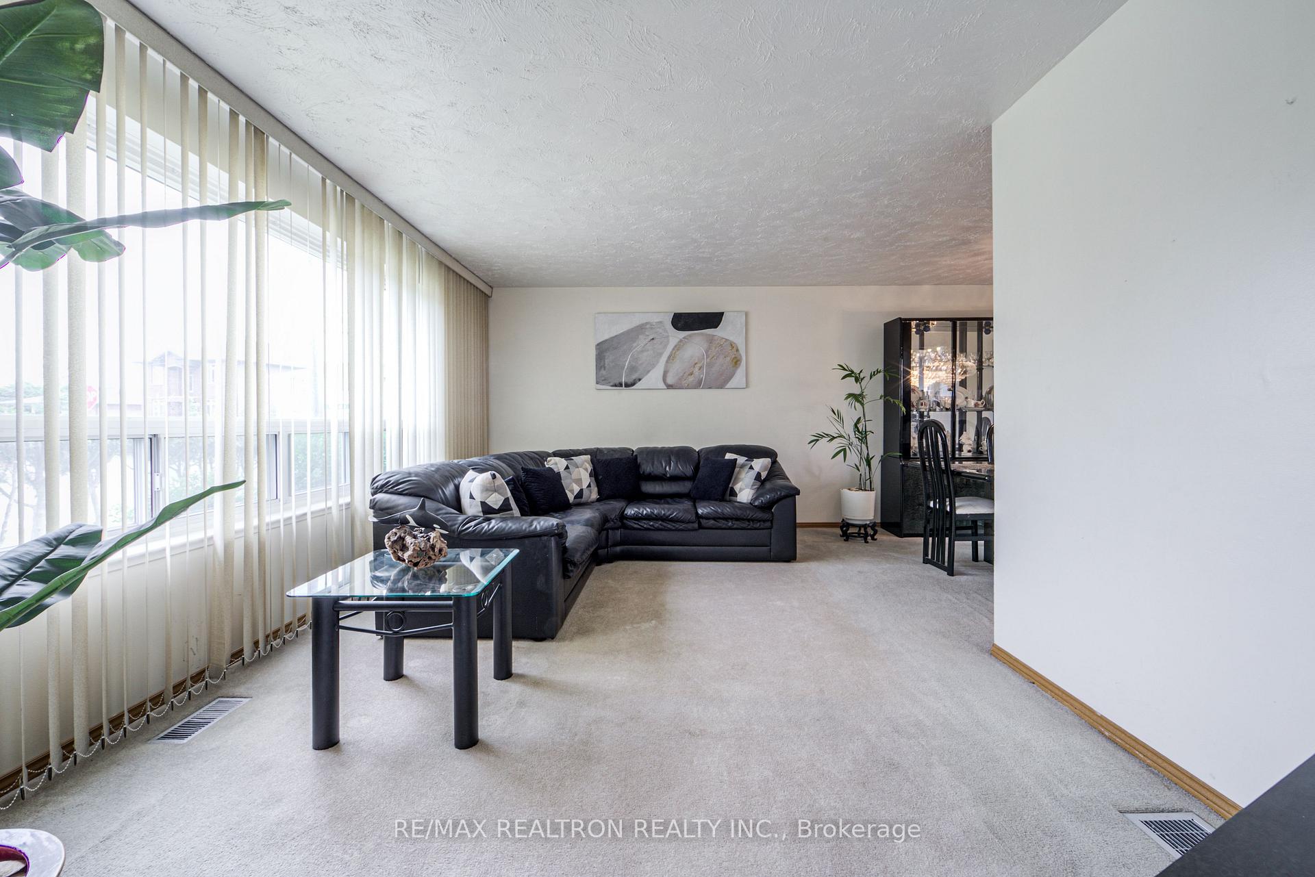 Photo 10 of 62 Hullmar Drive, North York, Black Creek — HOMEH