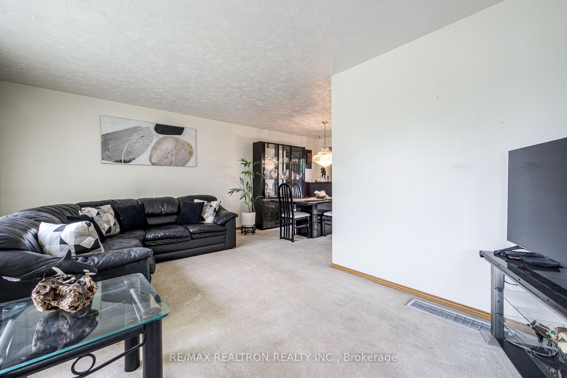 Photo 11 of 62 Hullmar Drive, North York, Black Creek — HOMEH