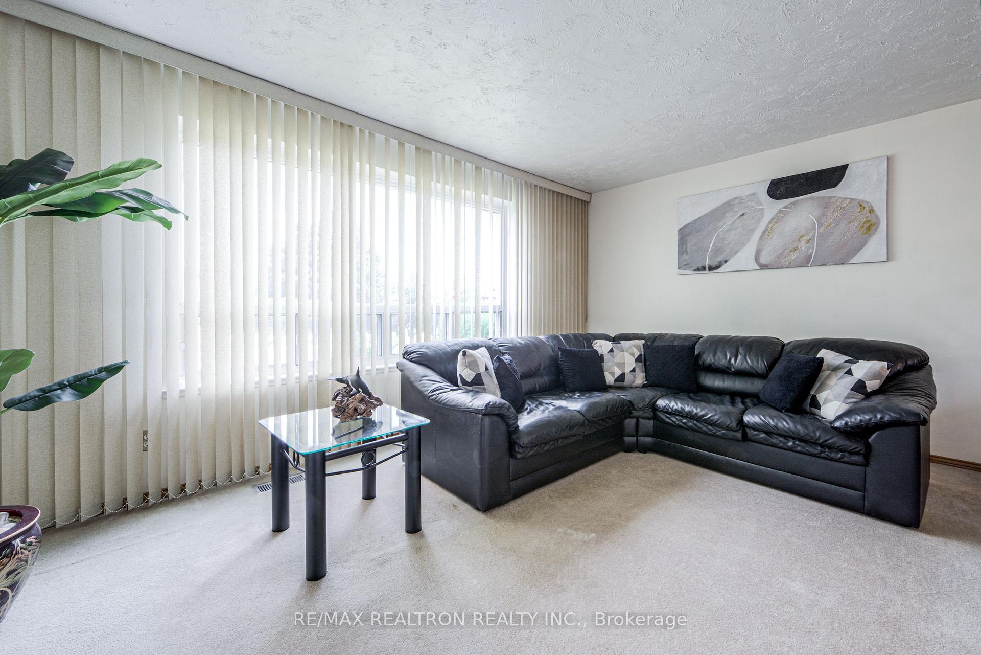 Photo 12 of 62 Hullmar Drive, North York, Black Creek — HOMEH