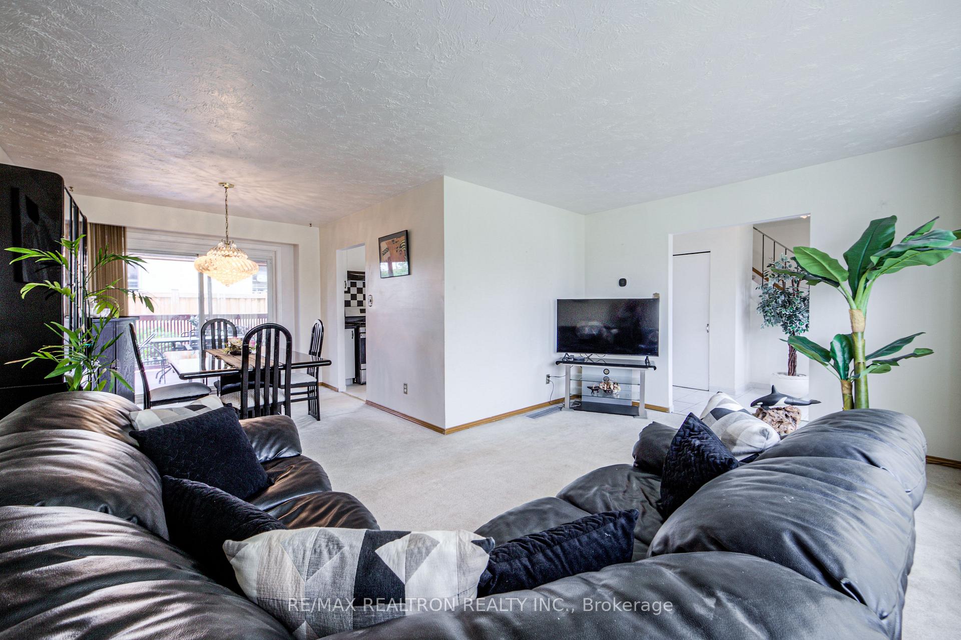 Photo 13 of 62 Hullmar Drive, North York, Black Creek — HOMEH