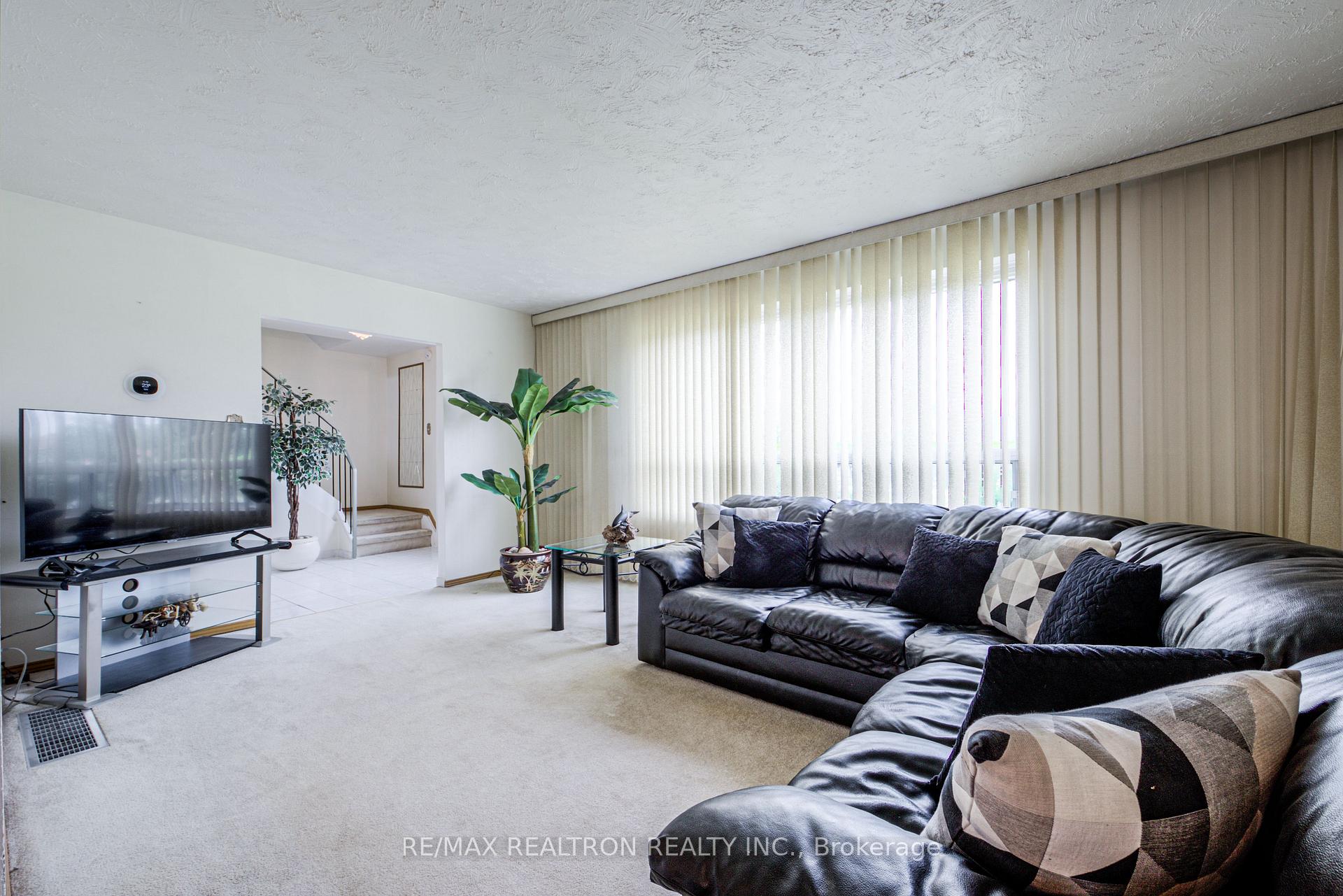 Photo 15 of 62 Hullmar Drive, North York, Black Creek — HOMEH