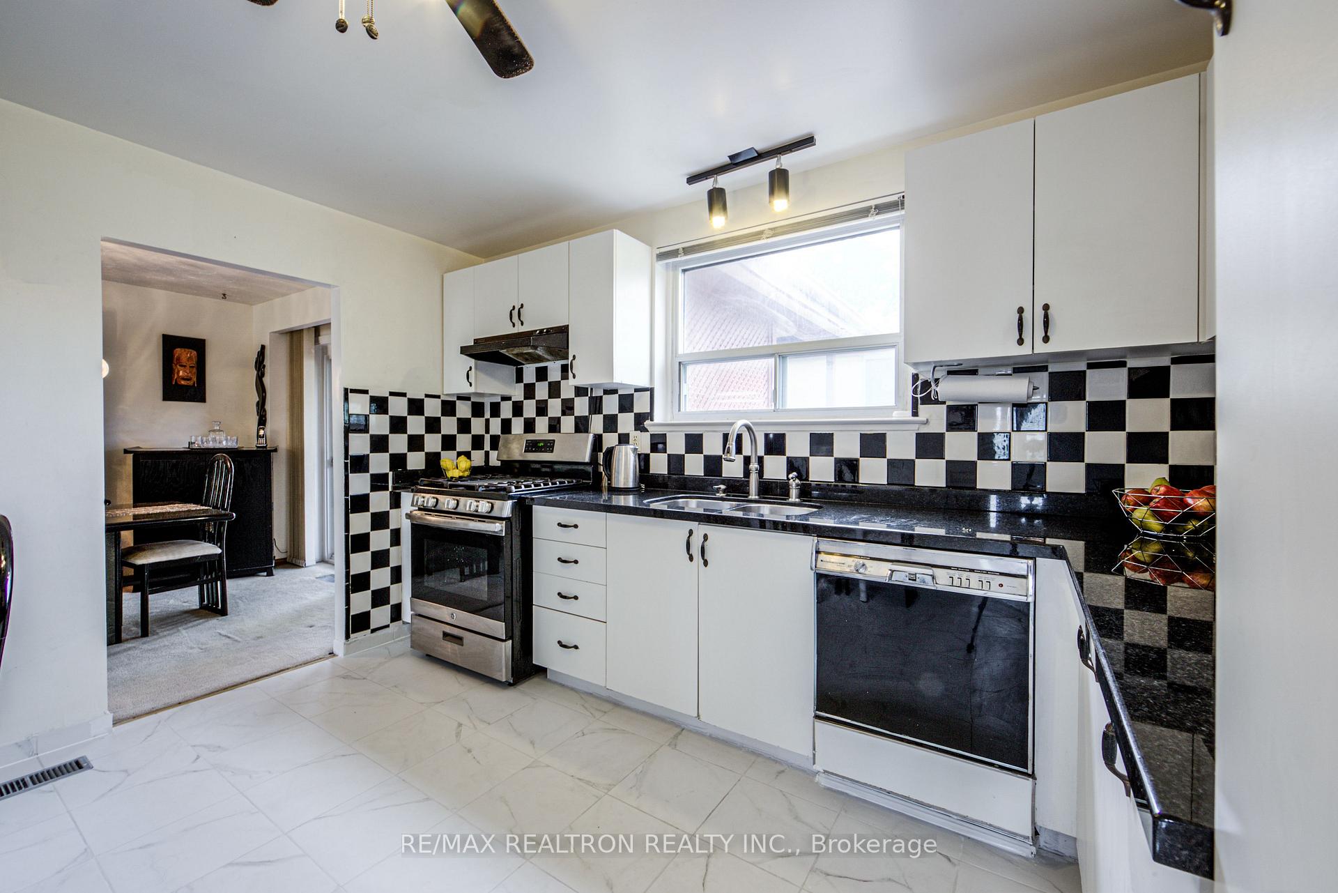 Photo 18 of 62 Hullmar Drive, North York, Black Creek — HOMEH