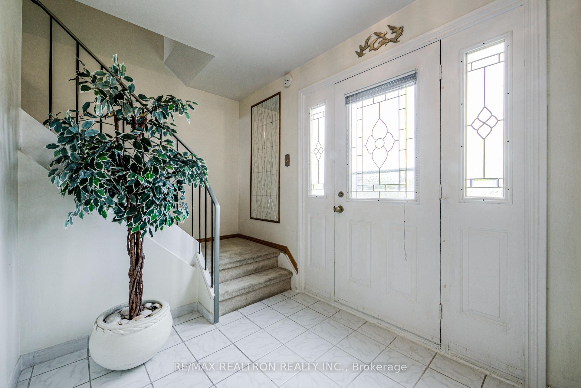 Photo 24 of 62 Hullmar Drive, North York, Black Creek — HOMEH