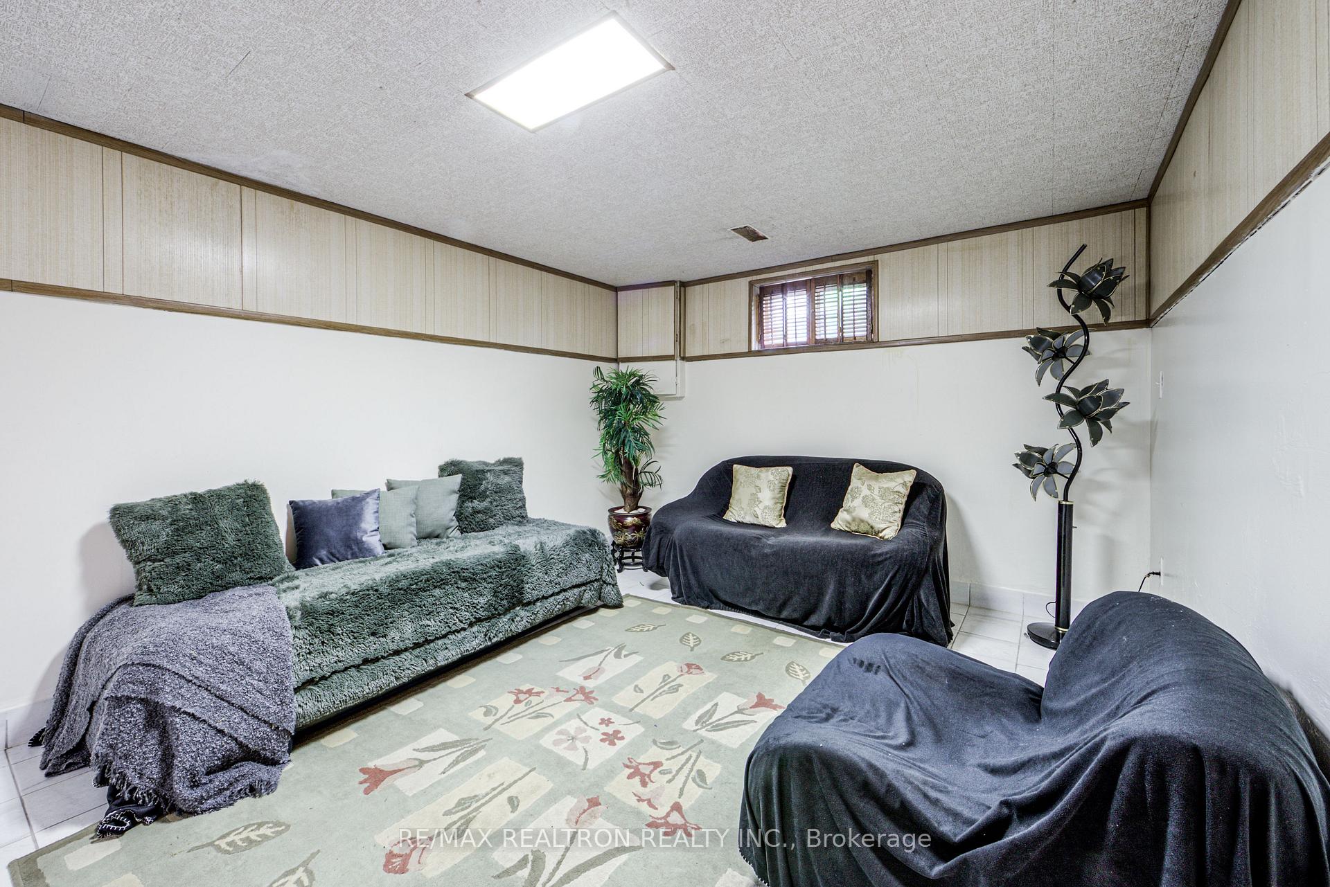 Photo 36 of 62 Hullmar Drive, North York, Black Creek — HOMEH
