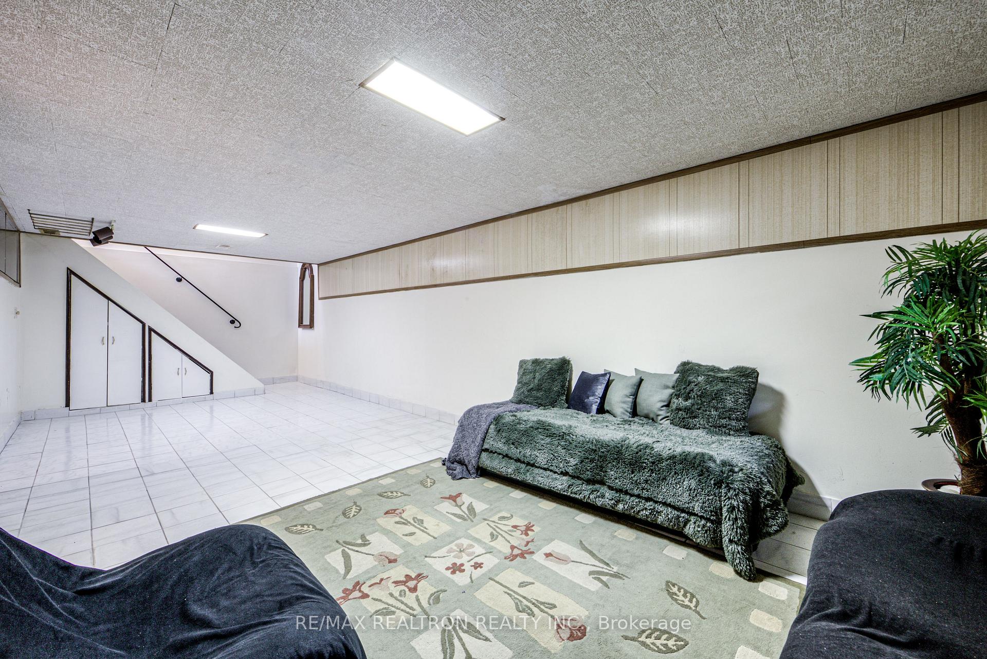 Photo 37 of 62 Hullmar Drive, North York, Black Creek — HOMEH
