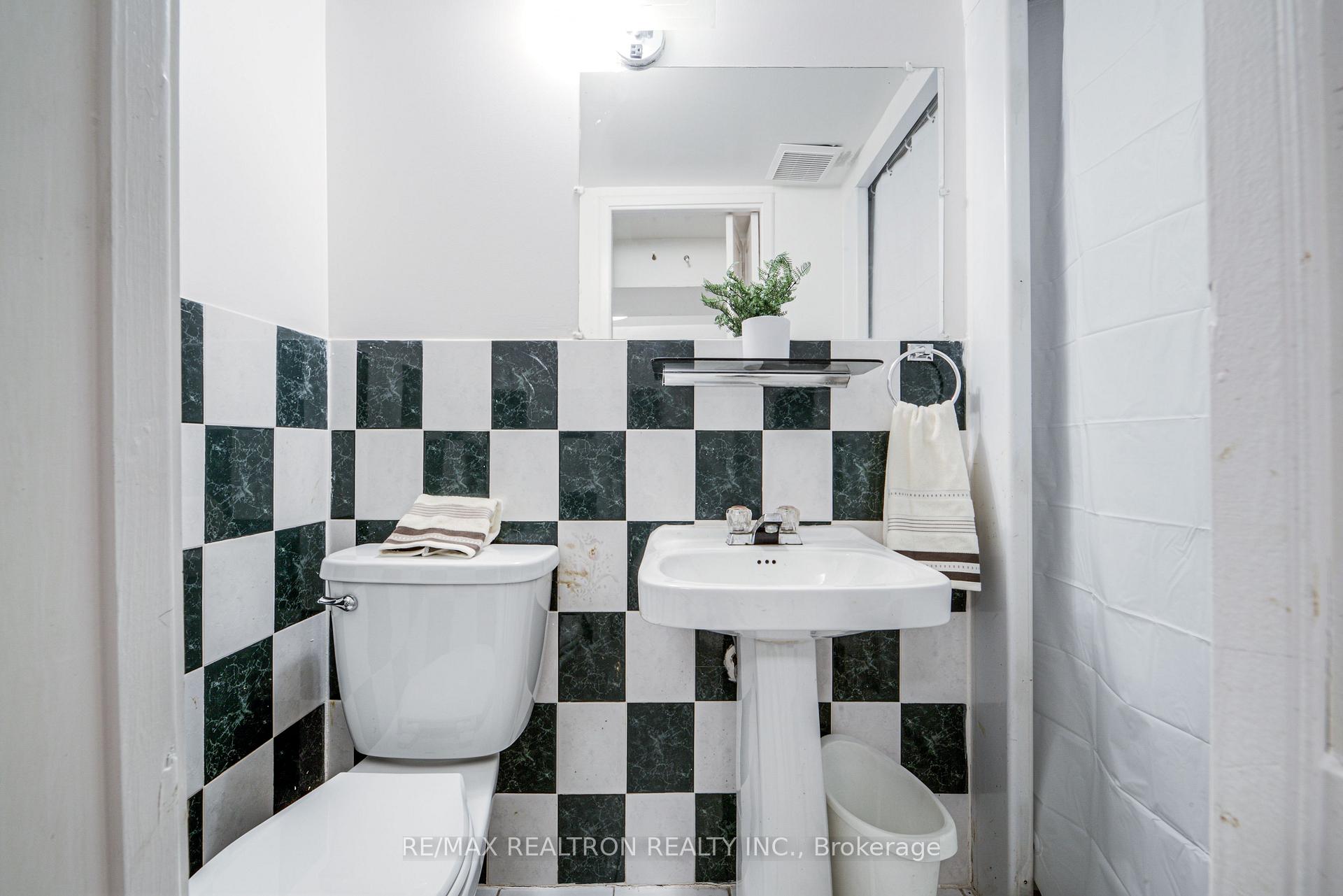 Photo 40 of 62 Hullmar Drive, North York, Black Creek — HOMEH