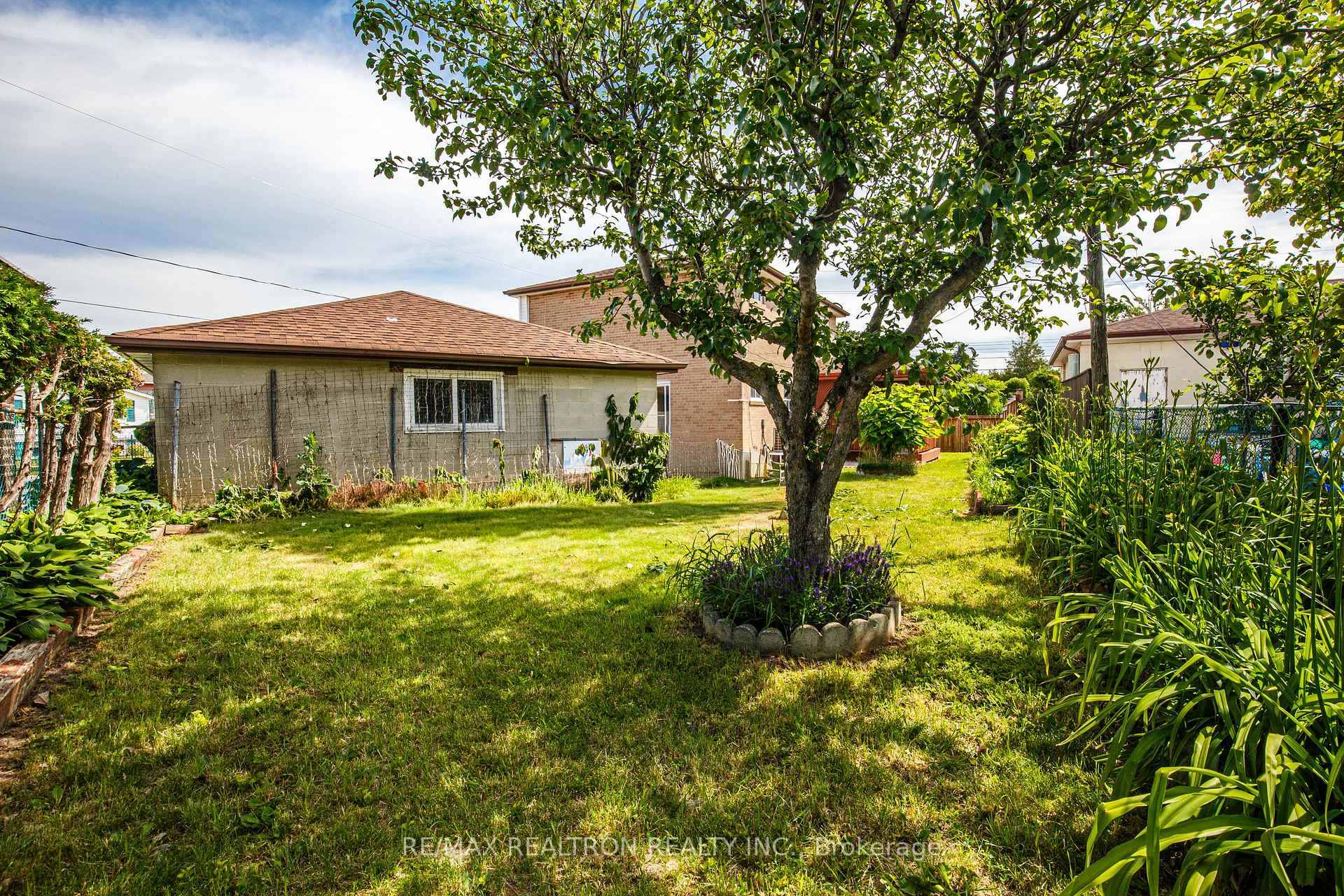 Photo 45 of 62 Hullmar Drive, North York, Black Creek — HOMEH